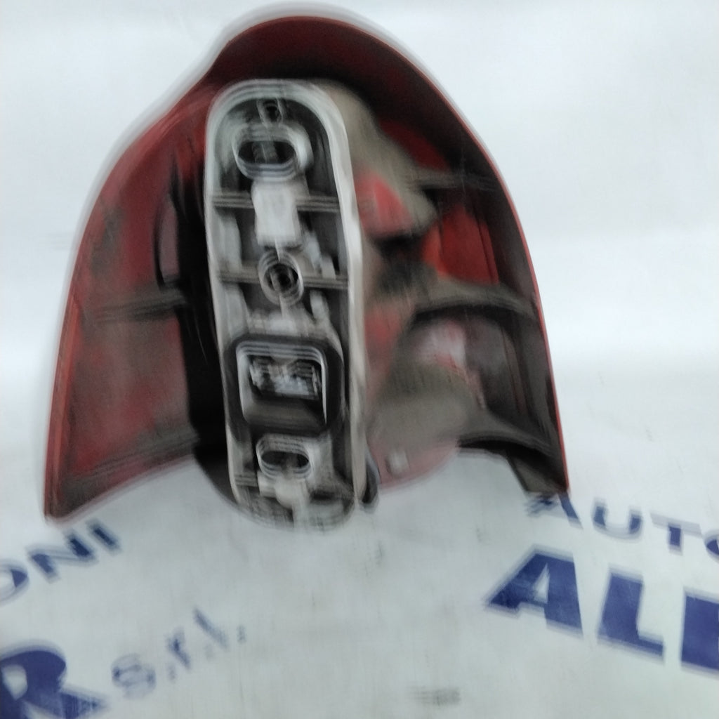Renault Twingo right tail light year 2001 code: D7700426320 (sf9p1)