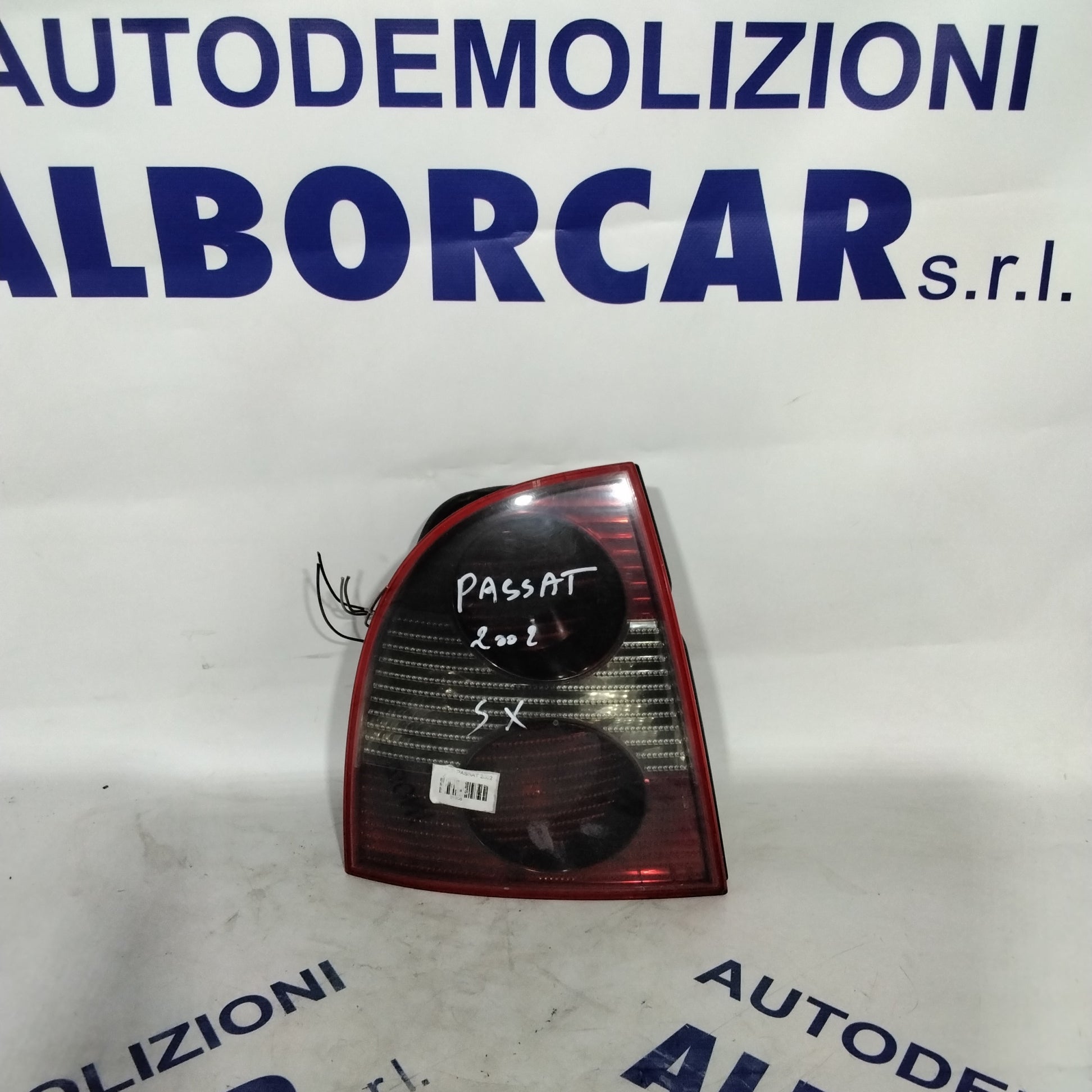 Volkswagen Passat left taillight year 2002 code: 28409014 (sf9p3)