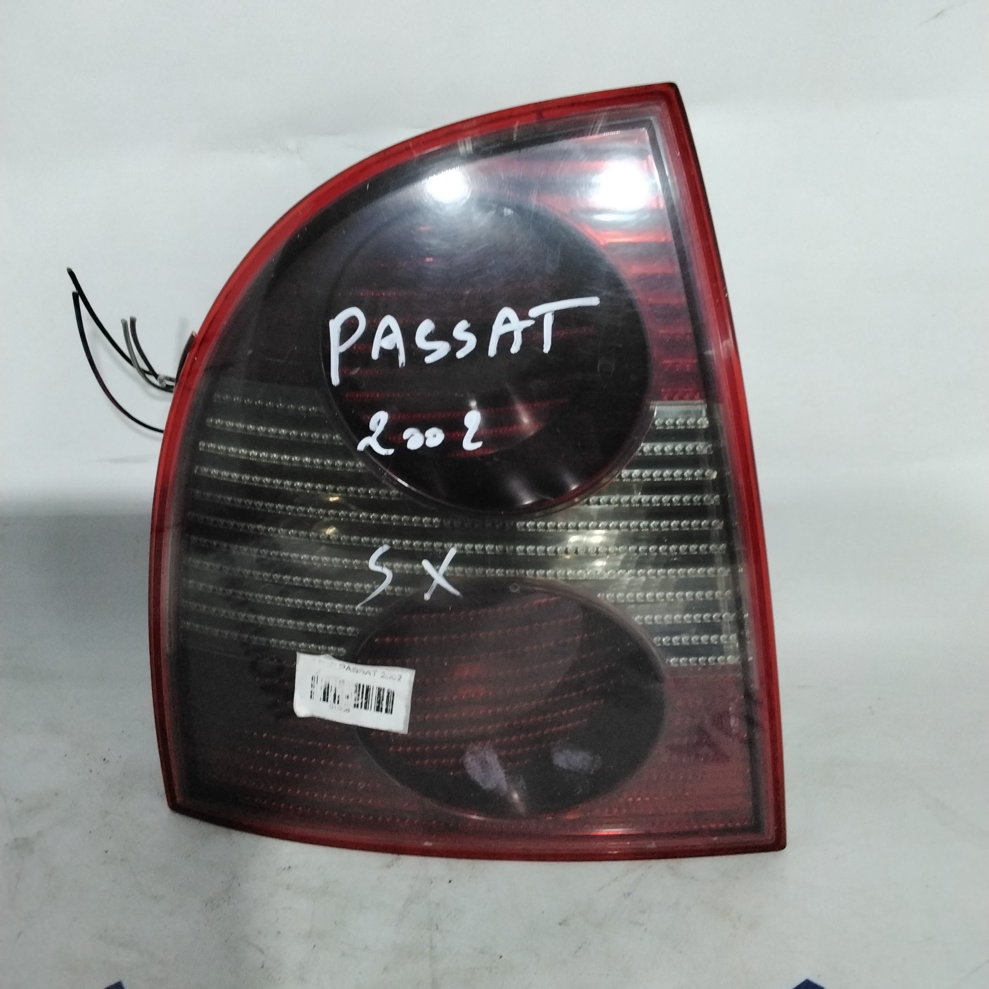 Volkswagen Passat left taillight year 2002 code: 28409014 (sf9p3)
