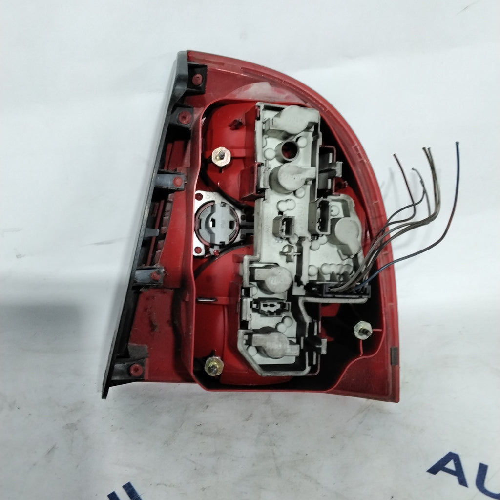 Volkswagen Passat left taillight year 2002 code: 28409014 (sf9p3)