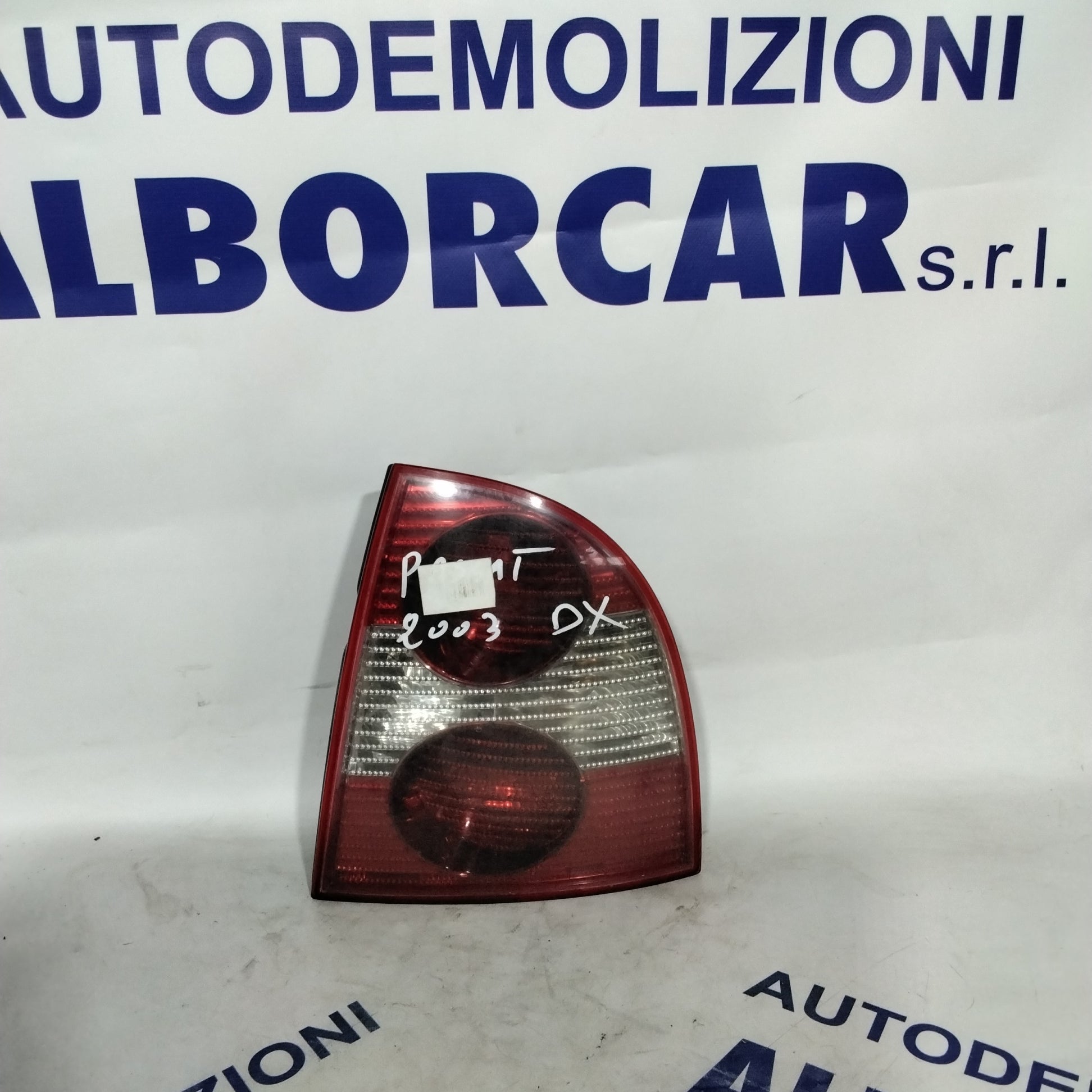 Volkswagen Golf 5 right taillight year 2002 code: 28408014 (sf9p3)