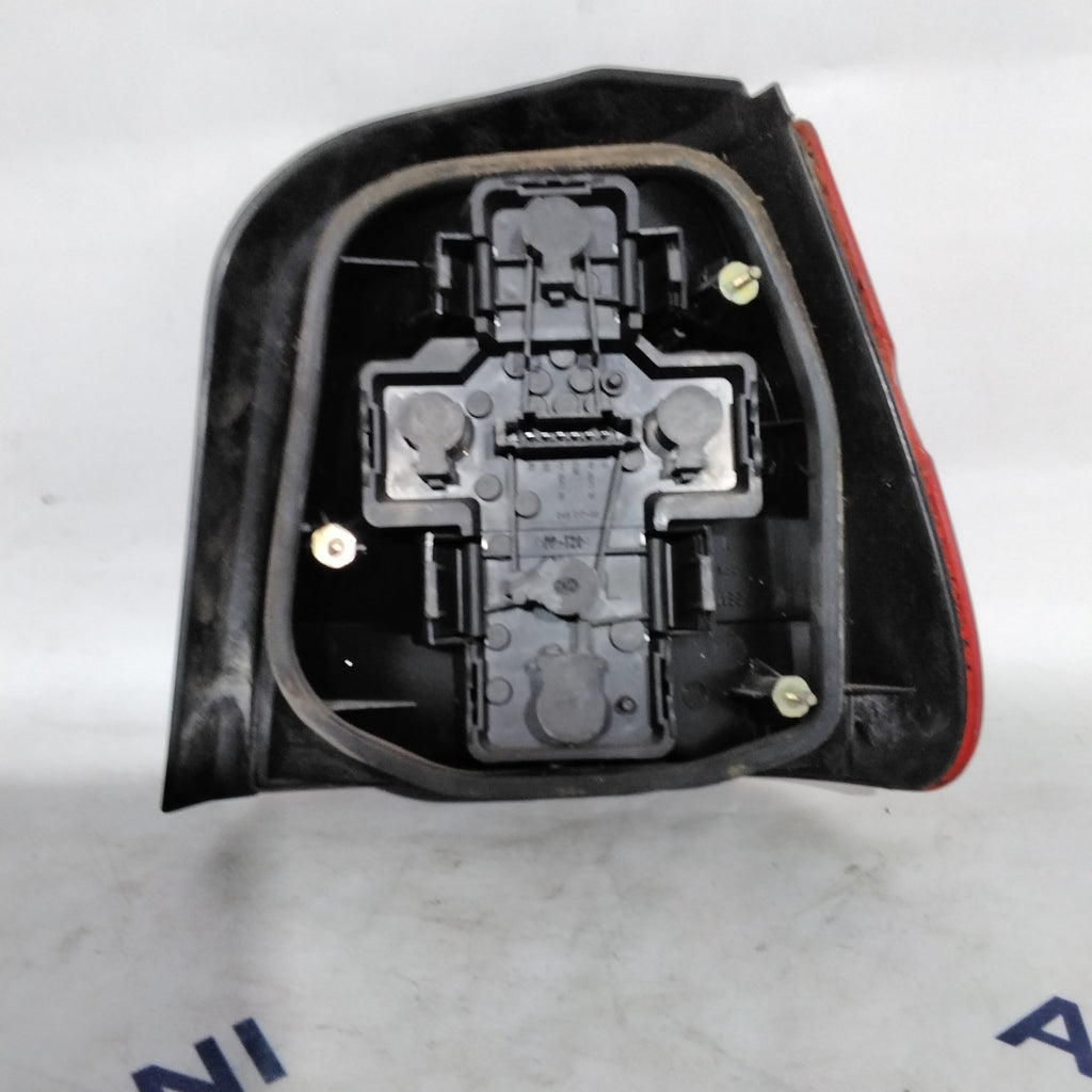 Skoda Felicia right tail light year 2000 code: 44198788 (sf9p3)