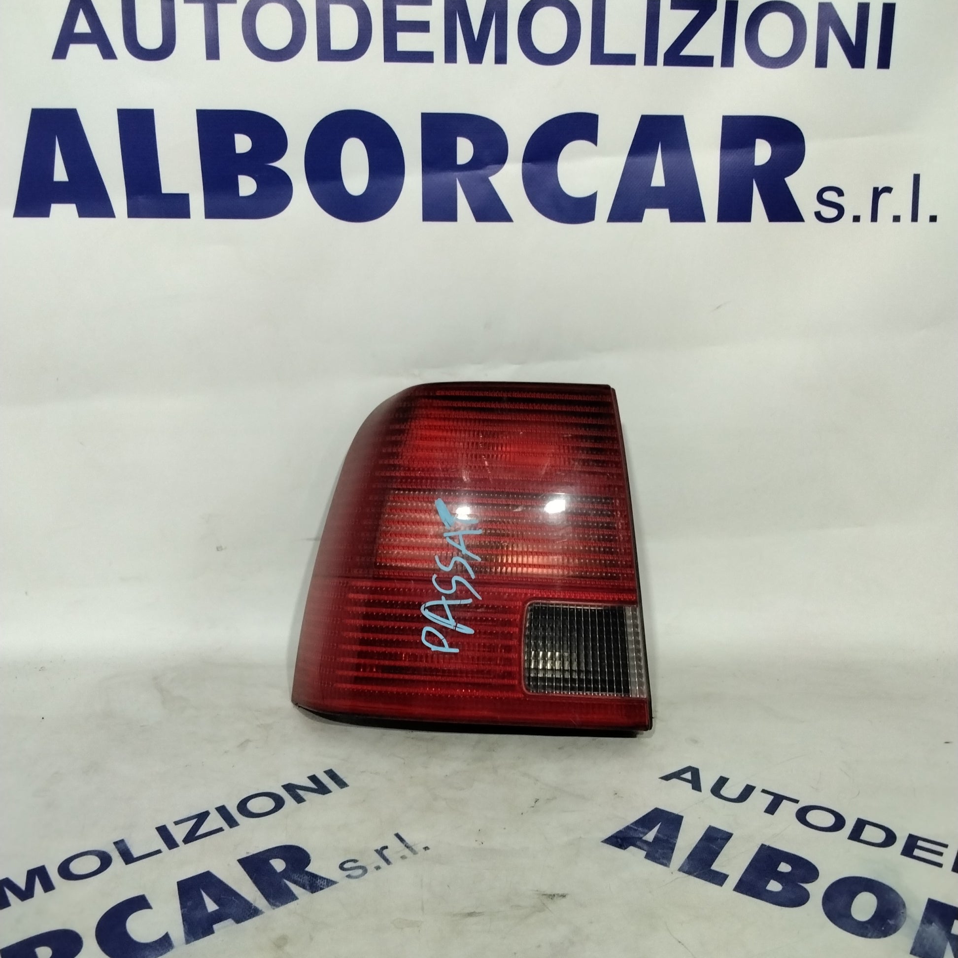 Volkswagen Passat left tail light year 2000 code: 3B5945095F (sf9p3)