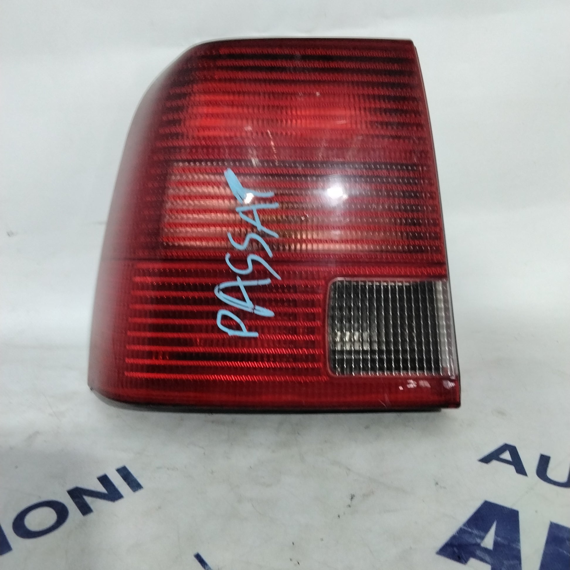 Volkswagen Passat left tail light year 2000 code: 3B5945095F (sf9p3)