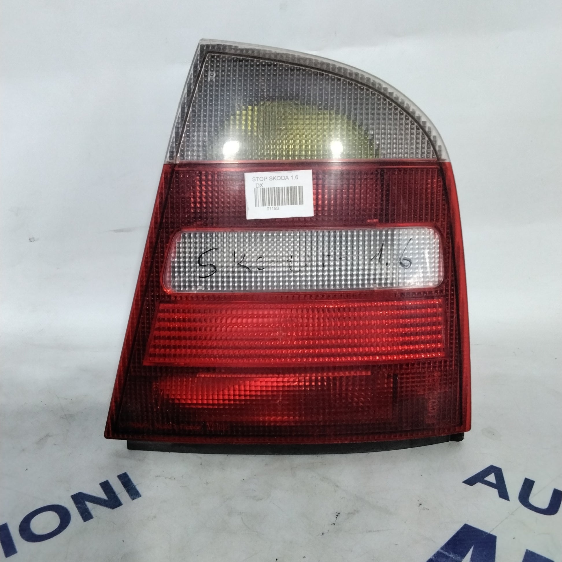 Skoda Octavia sedan right tail light year 2004 code: 1U6945112 (sf9p3)