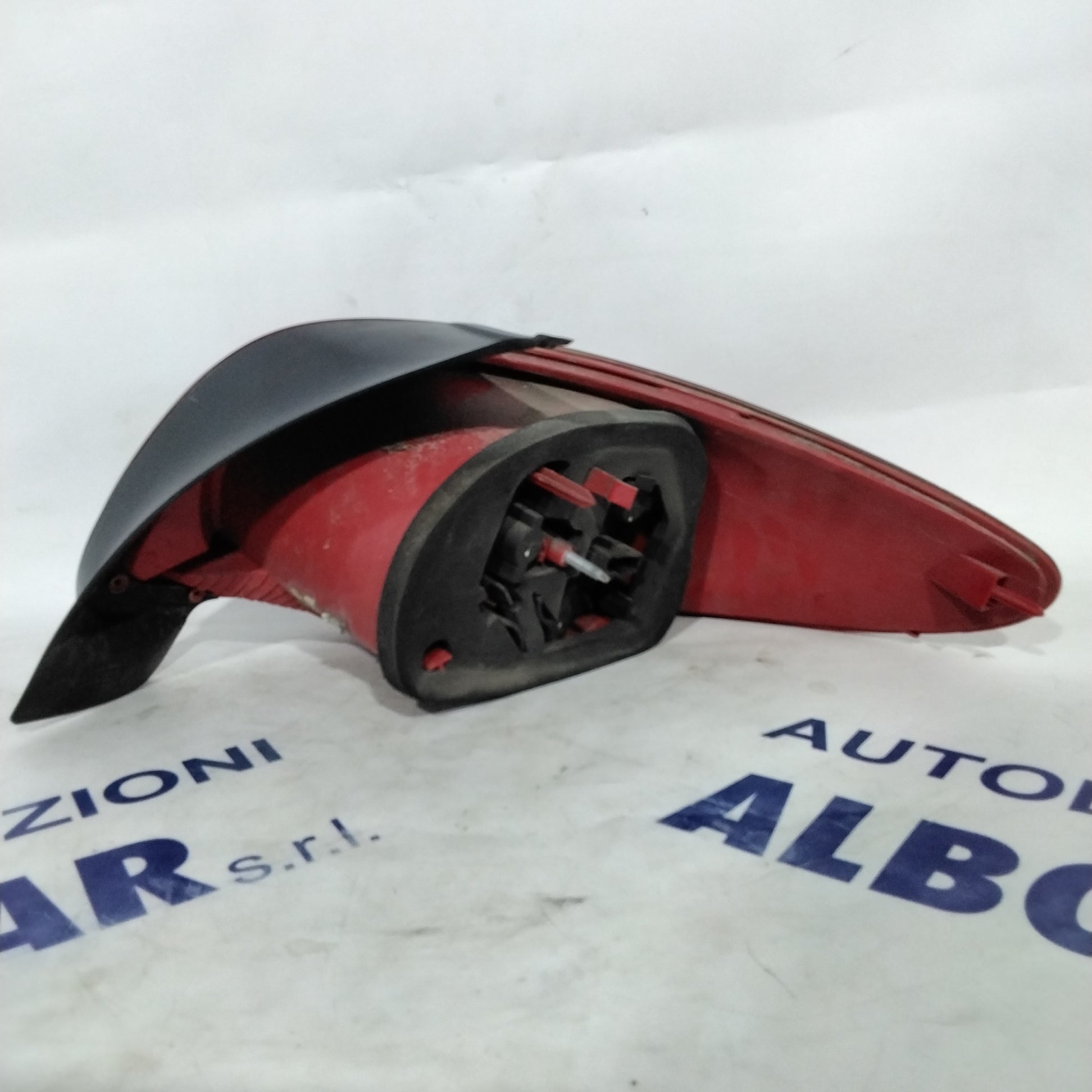 Peugeot 206 left tail light year 2009 code: 118058B (sf9p4)