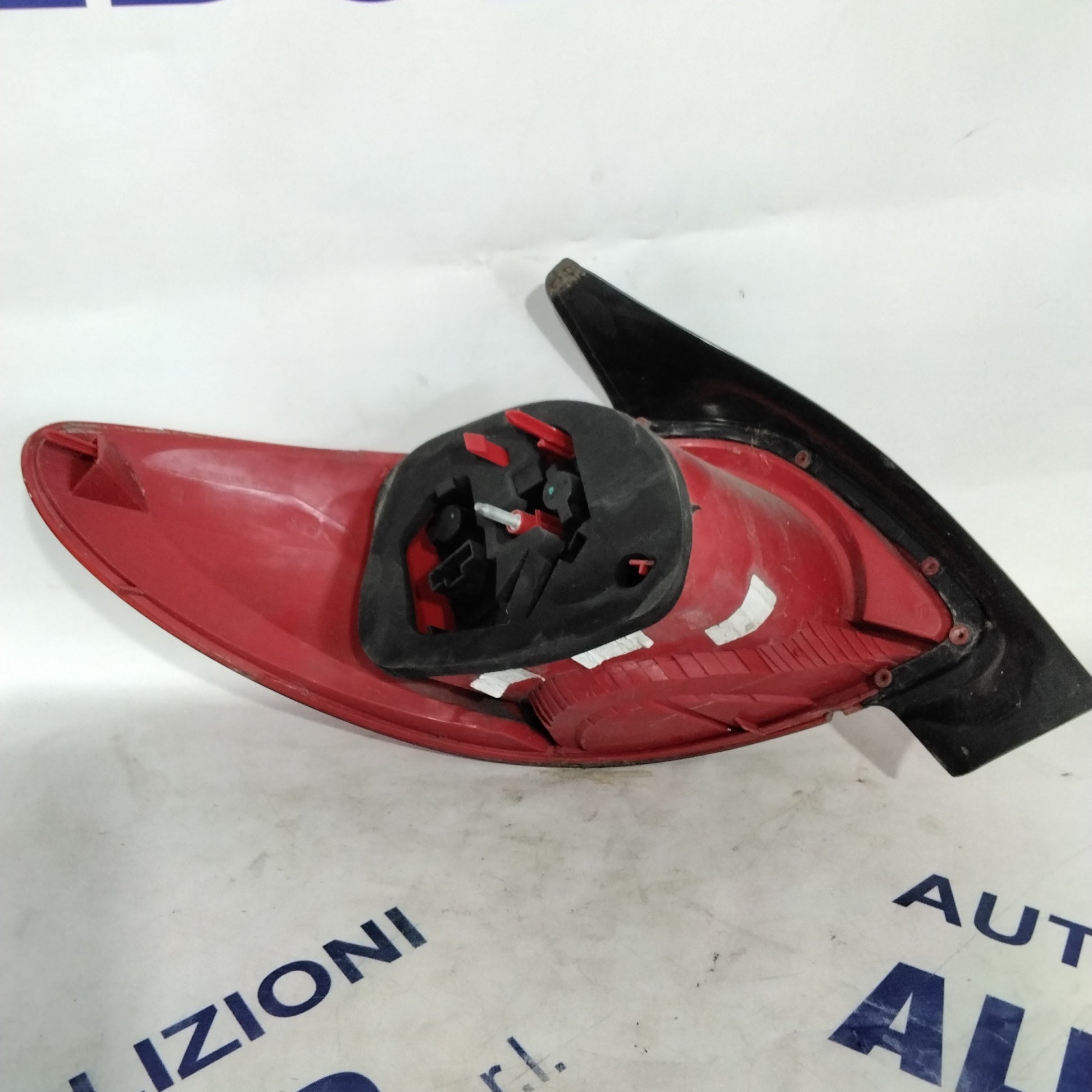 Peugeot 206 right taillight year 2009 code: 118057B (sf9p4)