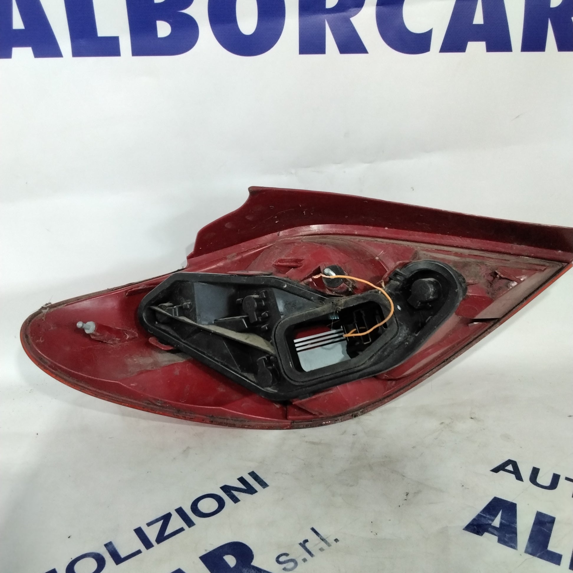 Peugeot 207 right tail light year 2008 code: 9649986580 (sf9p4)
