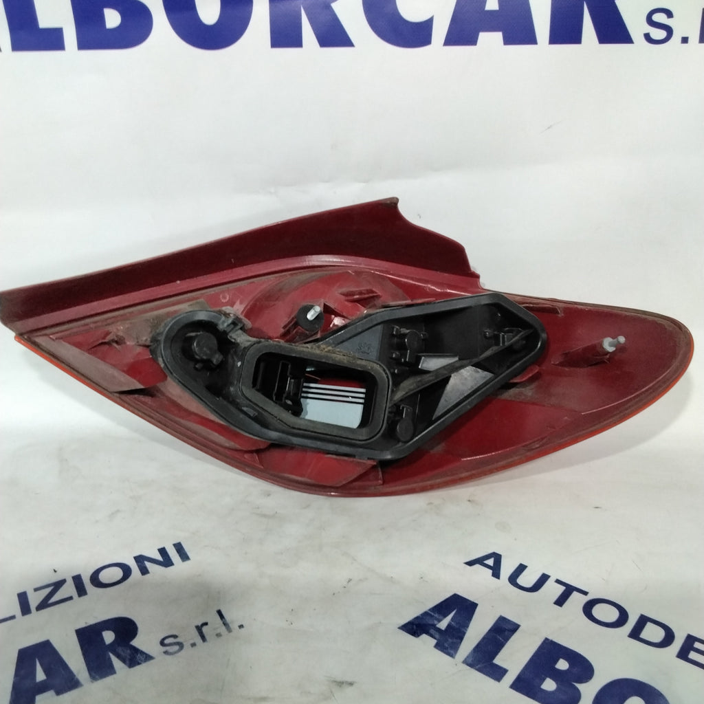 Peugeot 207 left tail light year 2008 code: 9649986680 (sf9p4)
