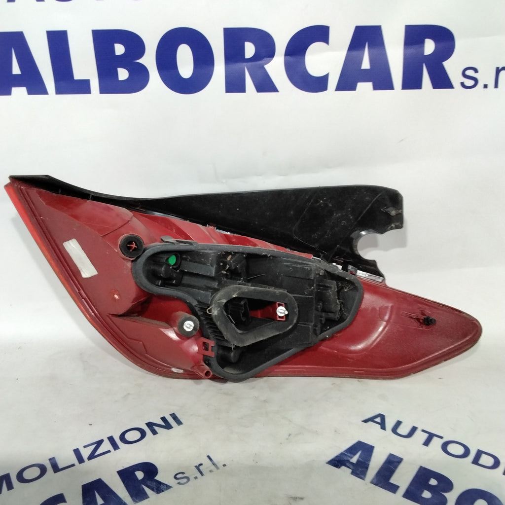 Peugeot 206 left tail light year 2009 code: 9680425680 (sf9p4)