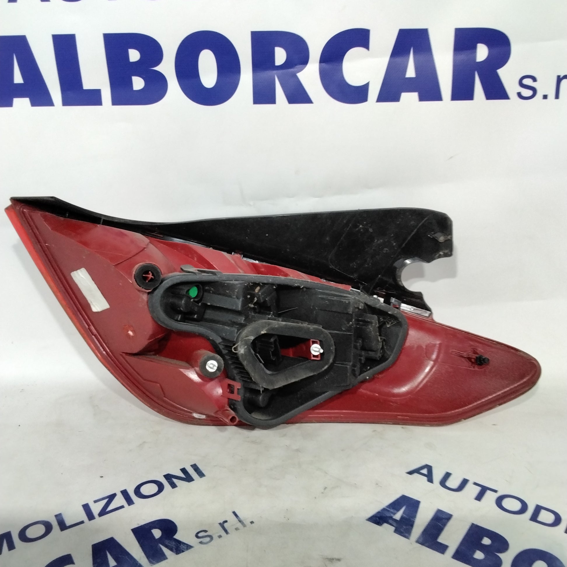 Peugeot 206 left tail light year 2009 code: 9680425680 (sf9p4)