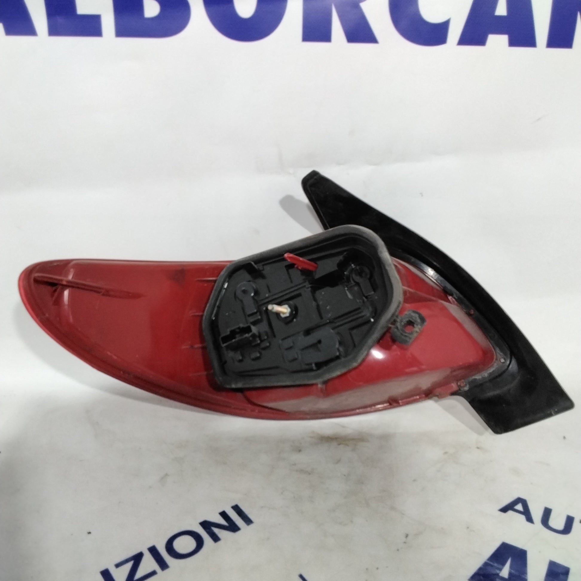 Peugeot 206 right tail light year 2003 (sf9p4)