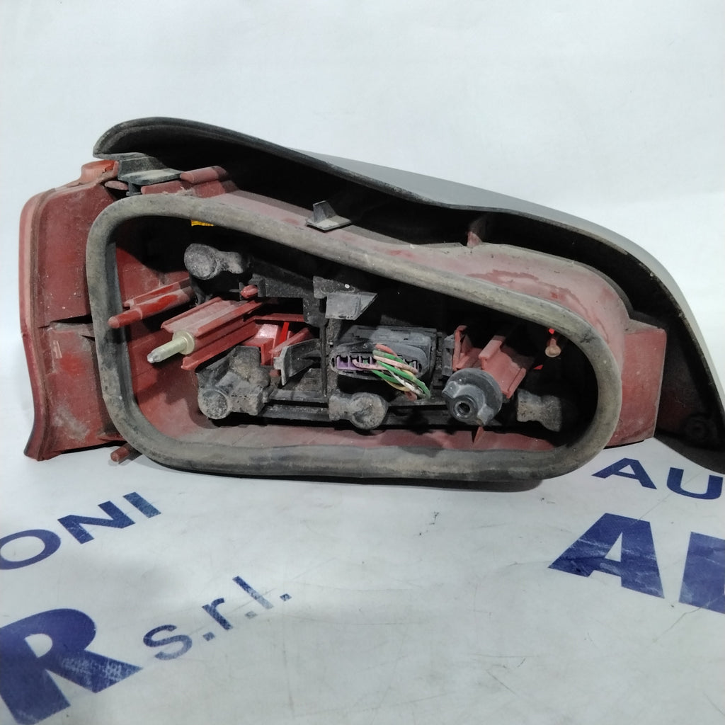 Peugeot 106 rear light right year 1997 code: 2274D (sf9p4)