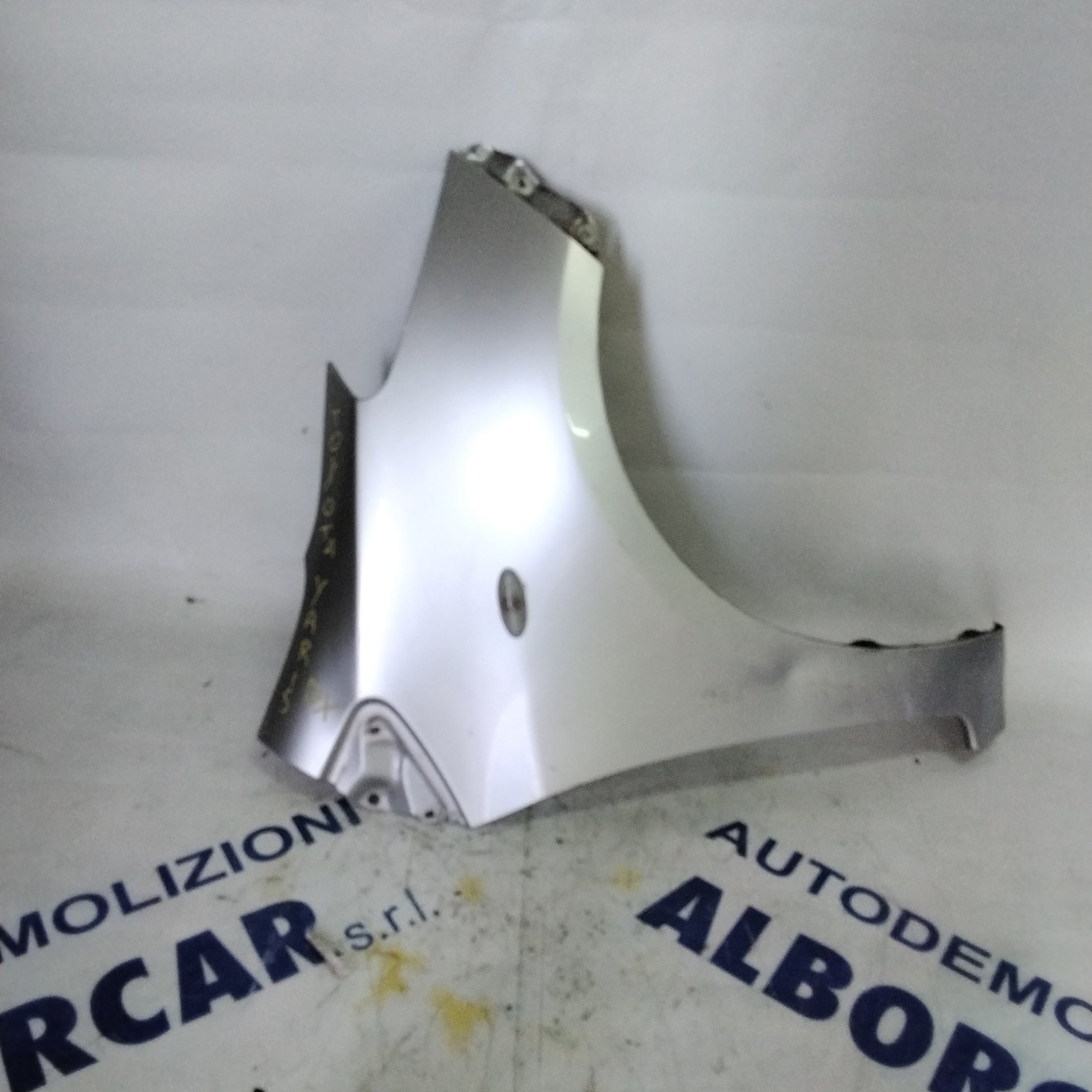 mudguard front right side Toyota Yaris year 2002