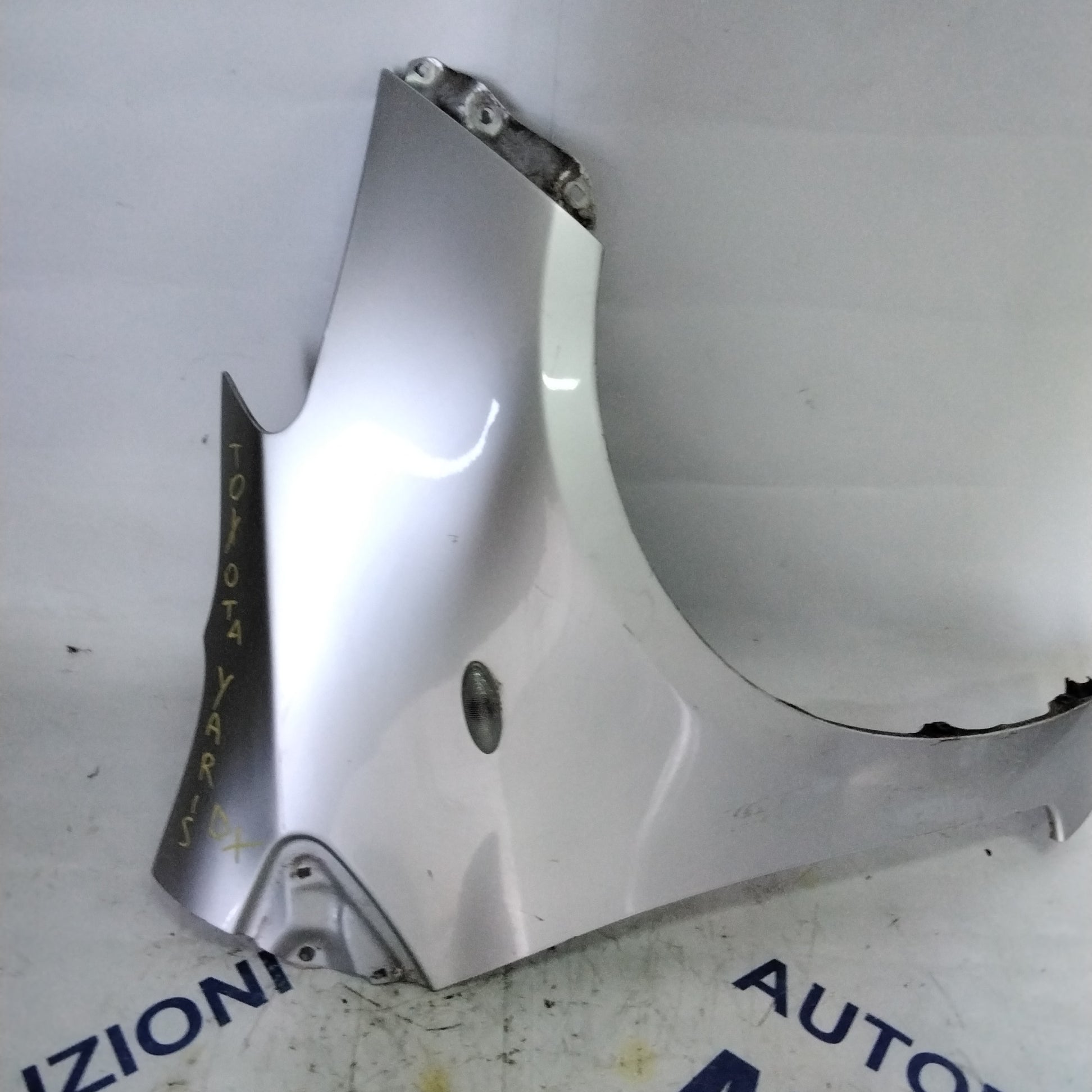 mudguard front right side Toyota Yaris year 2002