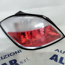 Carica l&#39;immagine nel visualizzatore di Gallery, Fanale stop opel astra berlina  sinistro  anno 2004 codice :24451835 (sf10p1))
