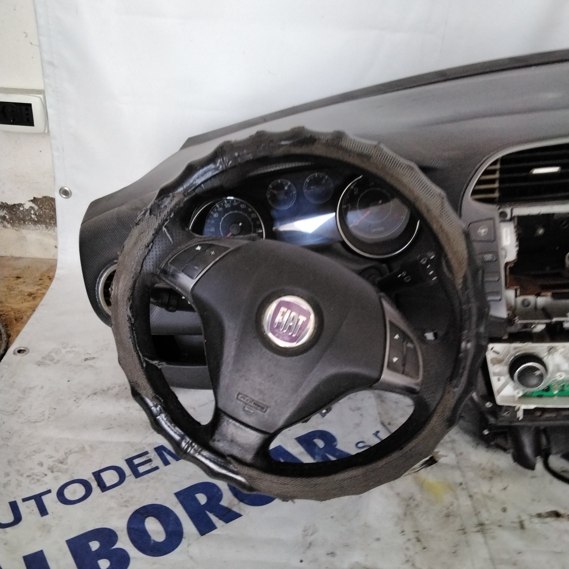 Dashboard complete with airbags, control unit, and seat belts for Fiat Bravo 2007. Control unit code: 51775404 (sf19p2)