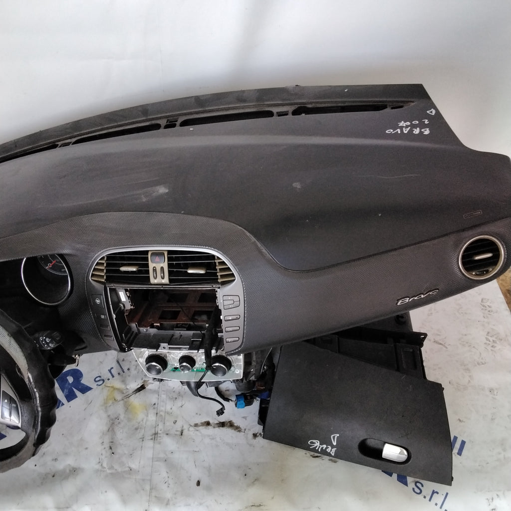 Dashboard complete with airbags, control unit, and seat belts for Fiat Bravo 2007. Control unit code: 51775404 (sf19p2)
