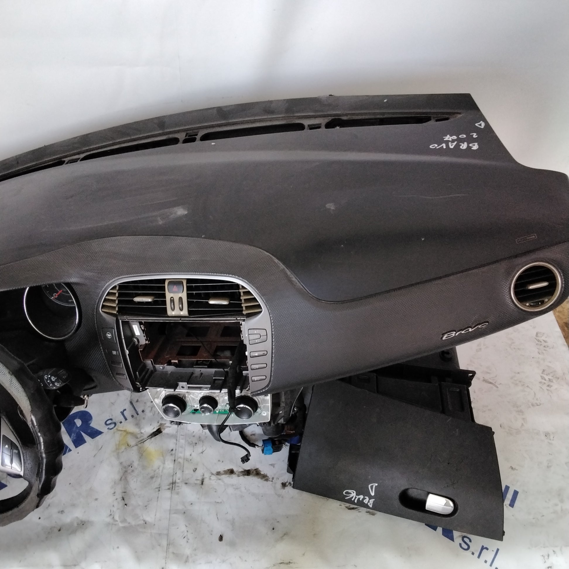Dashboard complete with airbags, control unit, and seat belts for Fiat Bravo 2007. Control unit code: 51775404 (sf19p2)