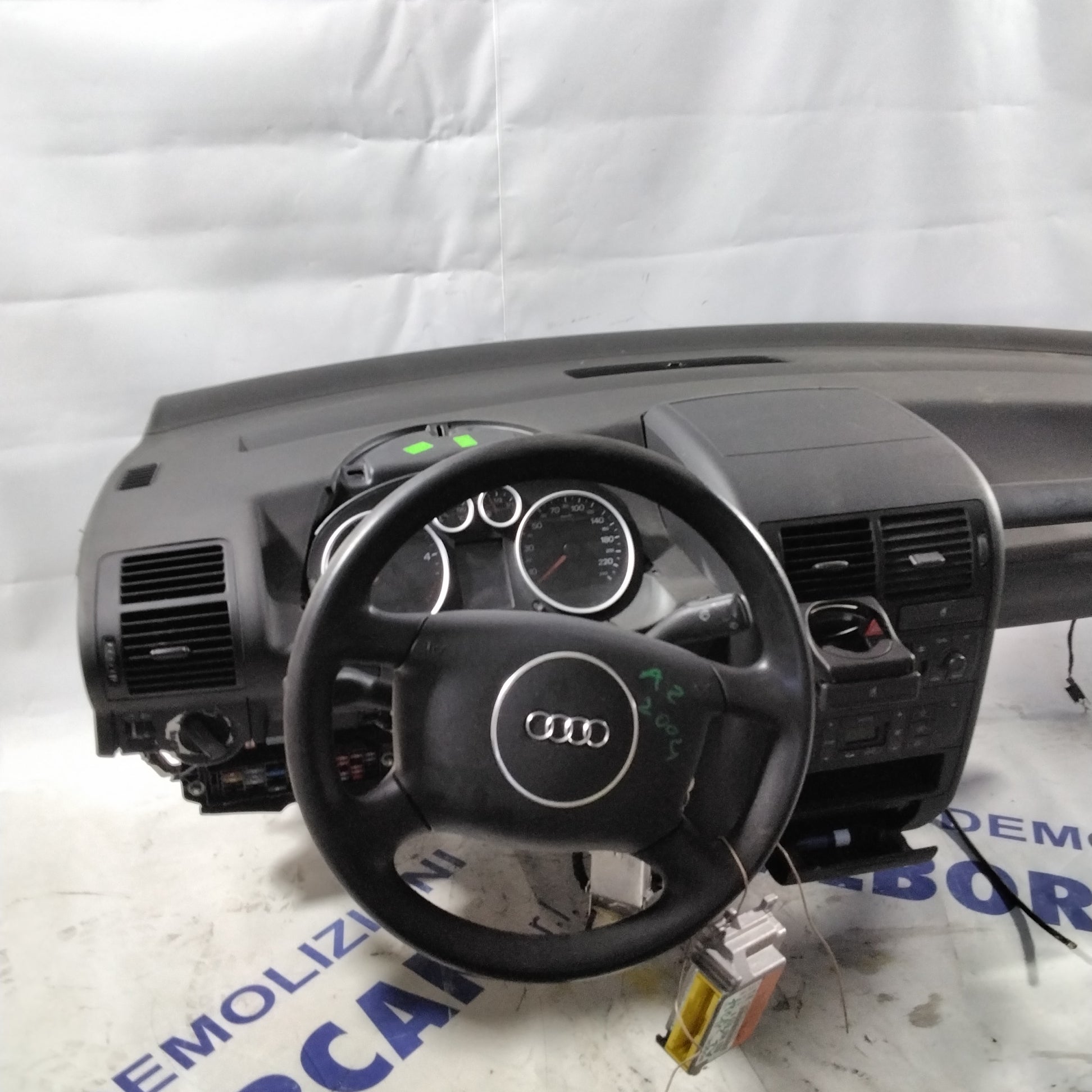 Complete dashboard with airbags, control unit, and seat belts for Audi A2 year 2004 (sf19p3)