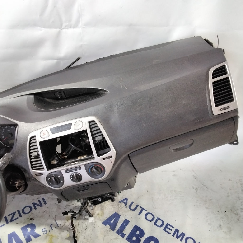 dashboard complete with airbag, control unit and seat belts Hyundai i20 year 2006 (sf19p3)