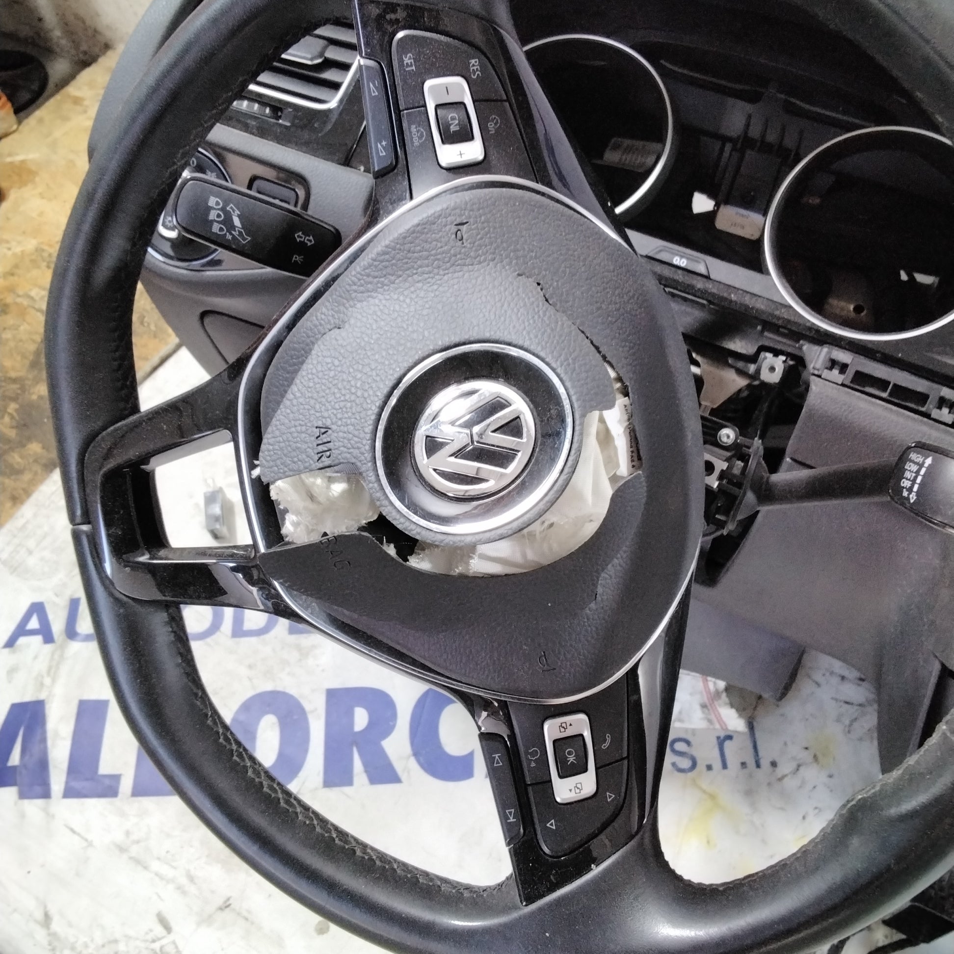 Volkswagen Golf 7 1.6 TDI dashboard with deployed airbag (sf19p3)