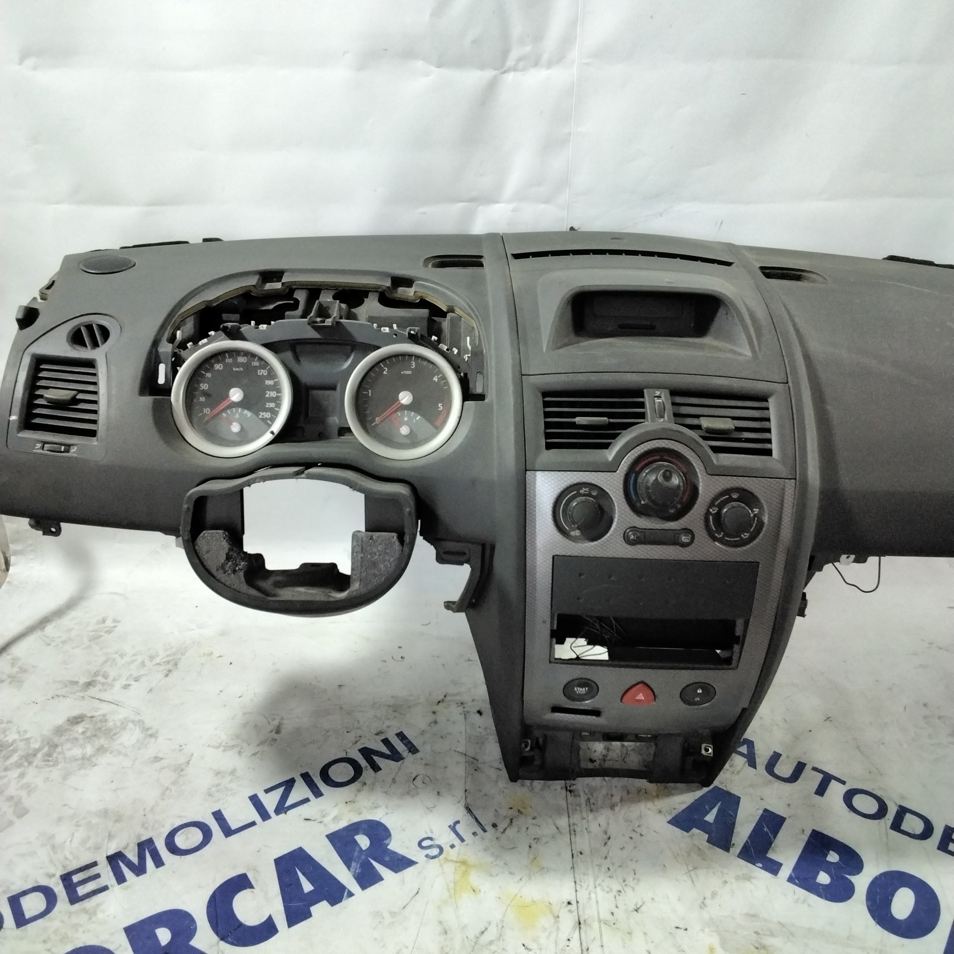 Renault Megane dashboard 2006 (sf19p3)