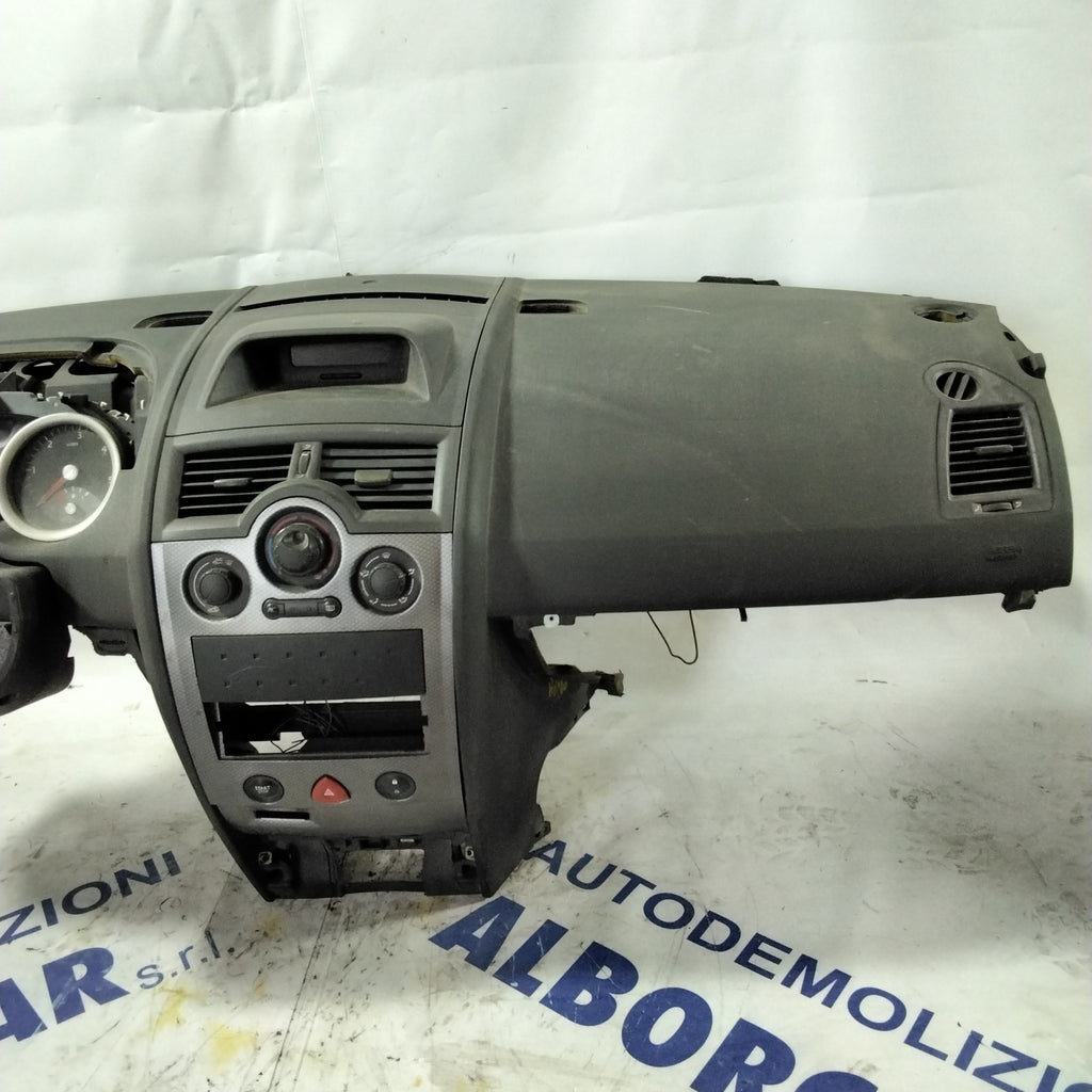 Renault Megane dashboard 2006 (sf19p3)