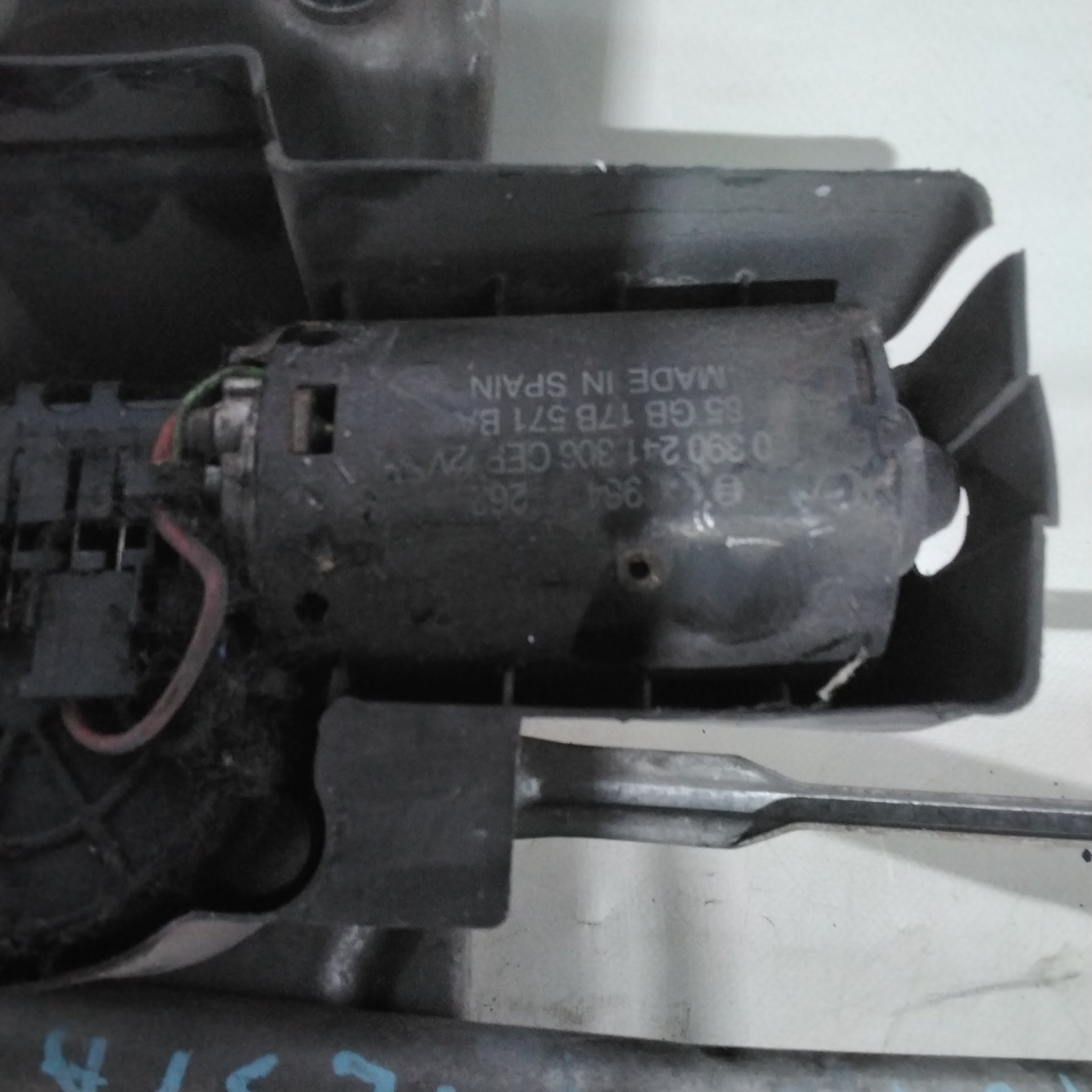 front wiper motor Ford Fiesta year 2002 code:0390241306(2p)