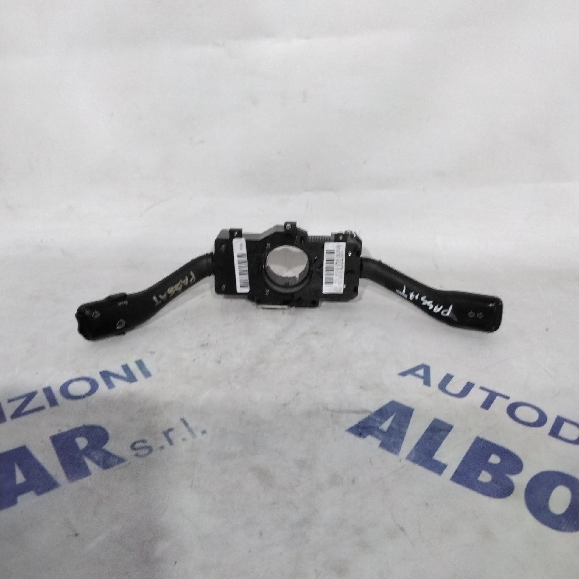 Turn signal switch Volkswagen Passat year 1998 code:202852(sfA2)