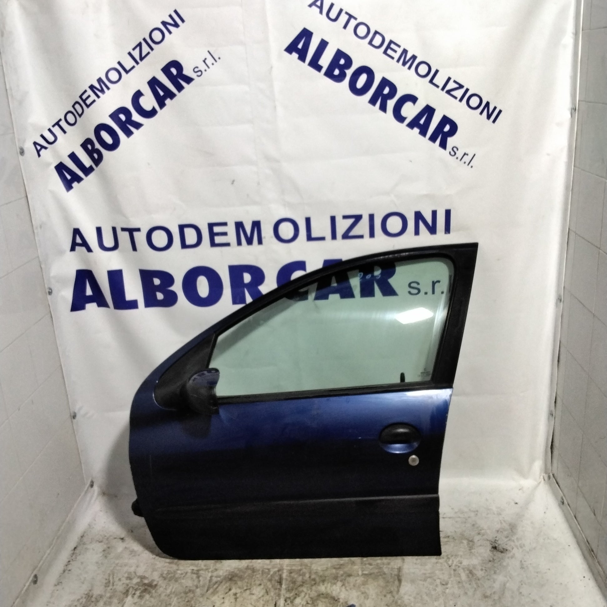 Peugeot 206 left front door year 2001/2003