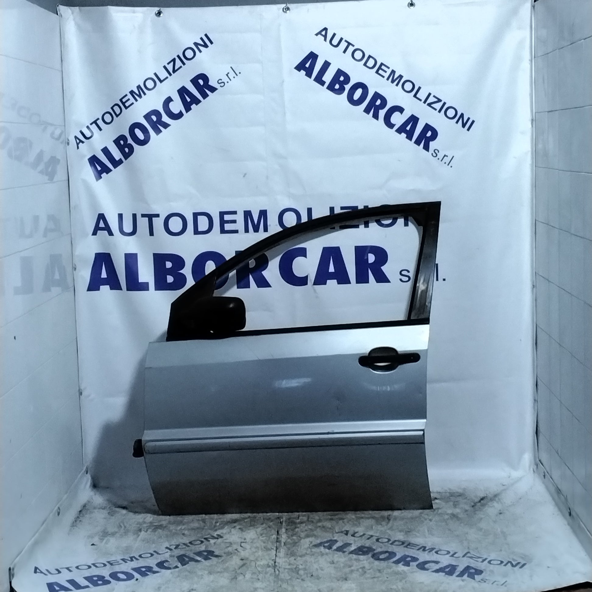 Ford Fusion 2004 front left door (sf1e1)