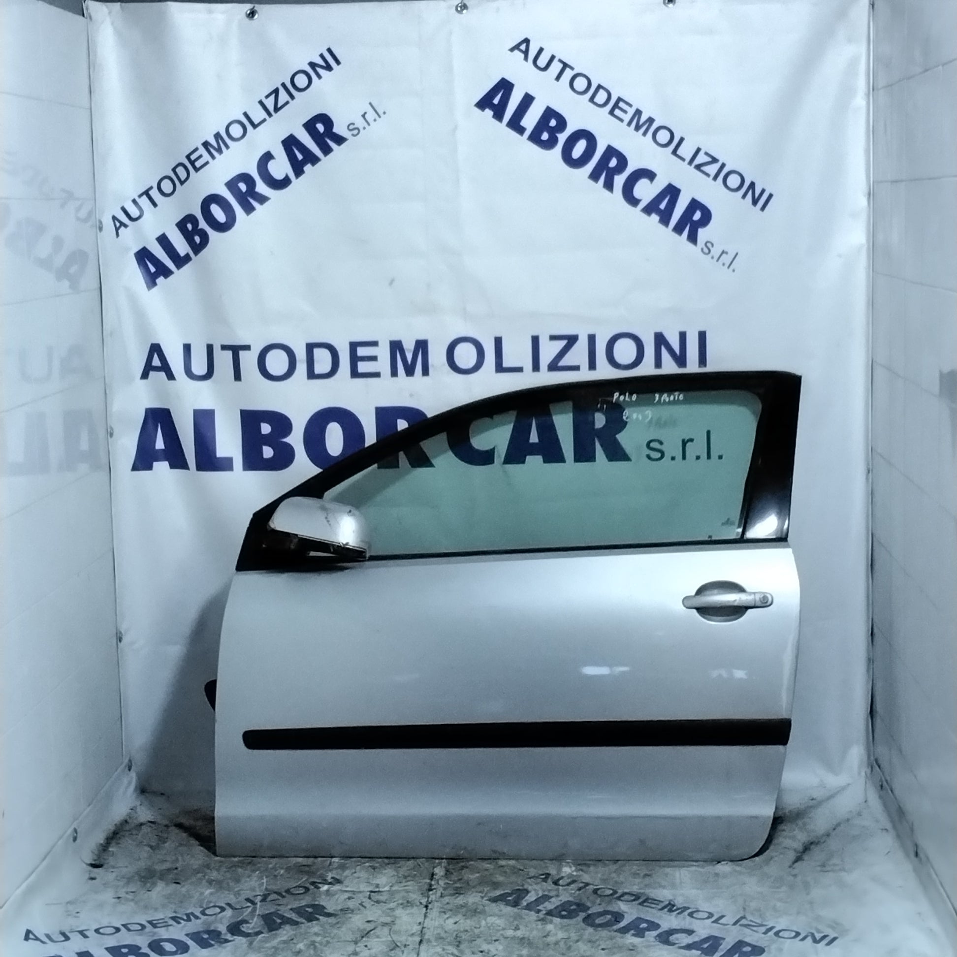 Volkswagen Polo 2003 front left door (sf1e1)