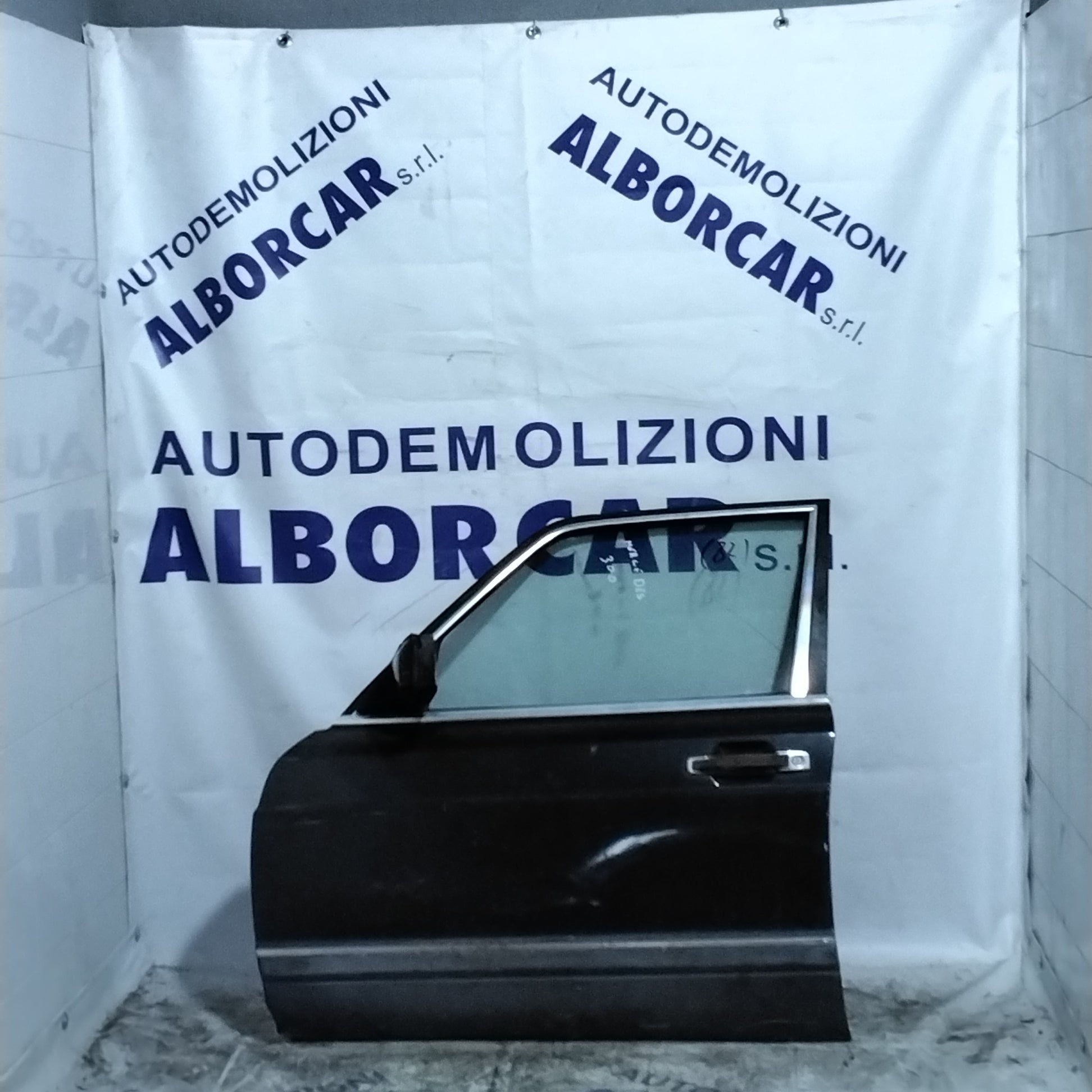 Mercedes 300 door/boot lid year 1982 front left (sf1e1)