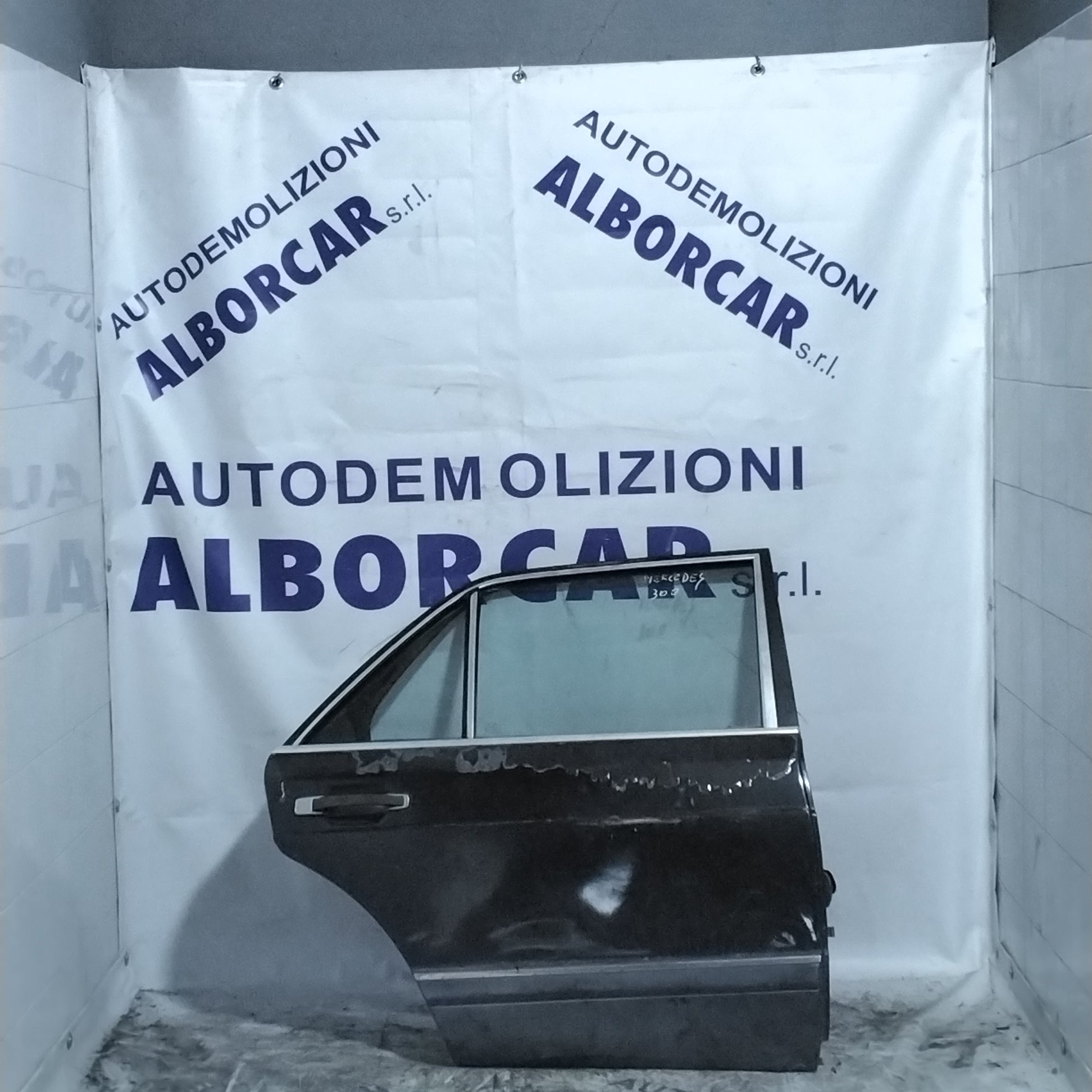Mercedes 300 rear right door / tailgate 1982 (sf1e1)
