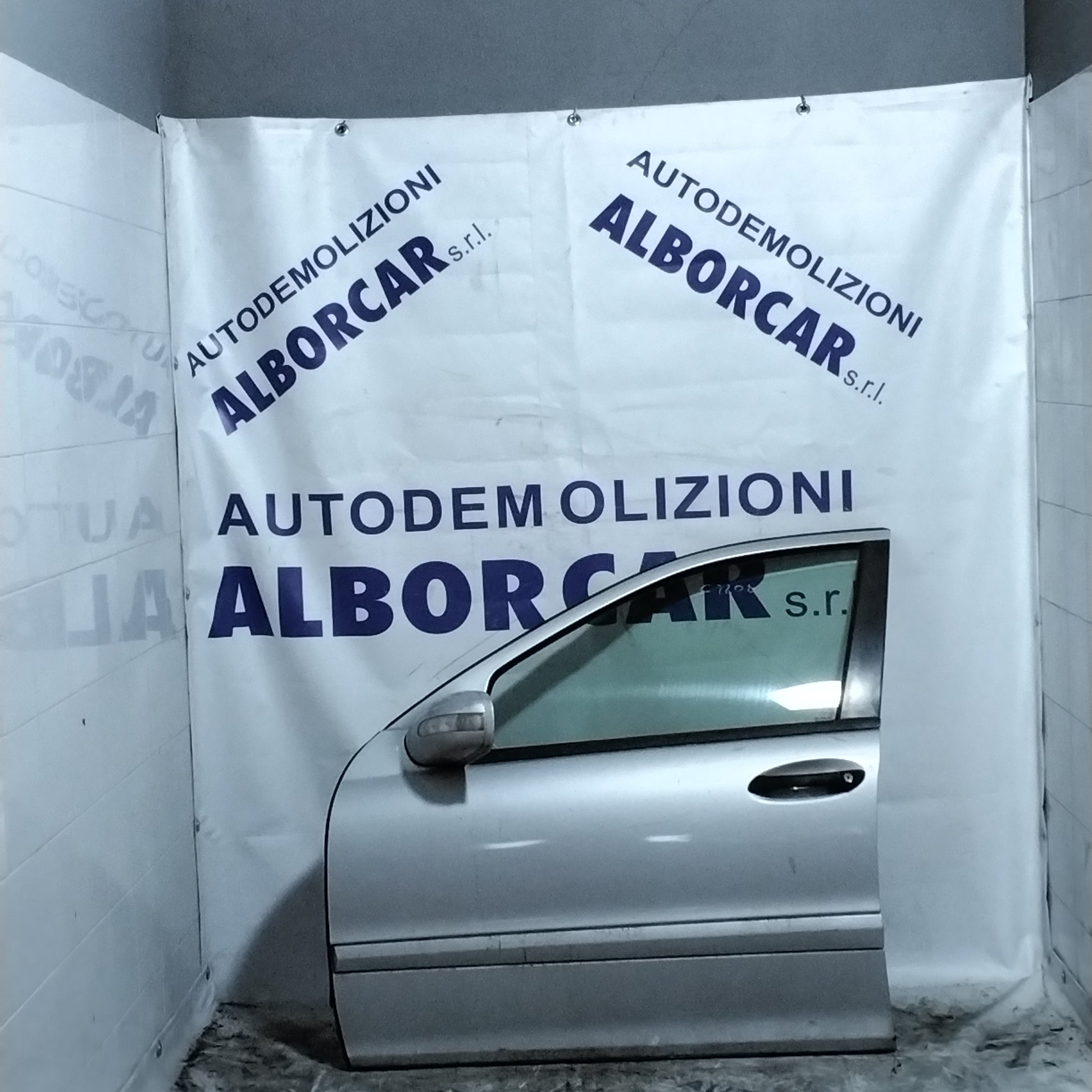 Mercedes C220(D) 2002 front left door (sf1e1)