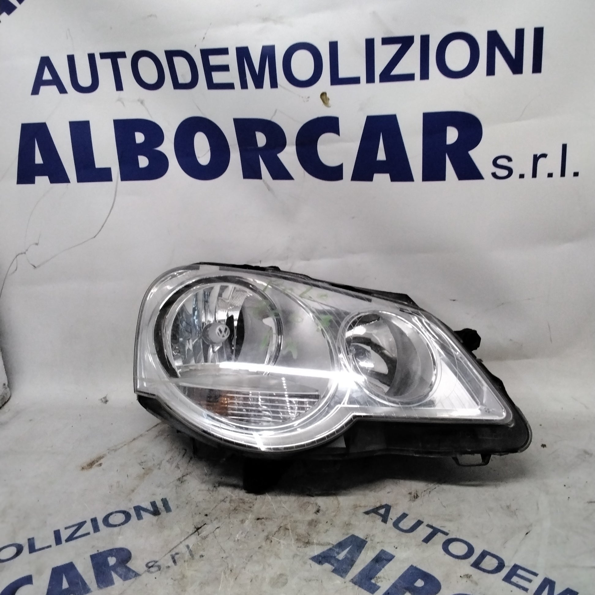 Volkswagen Polo 2007 right headlight (sf8p5)