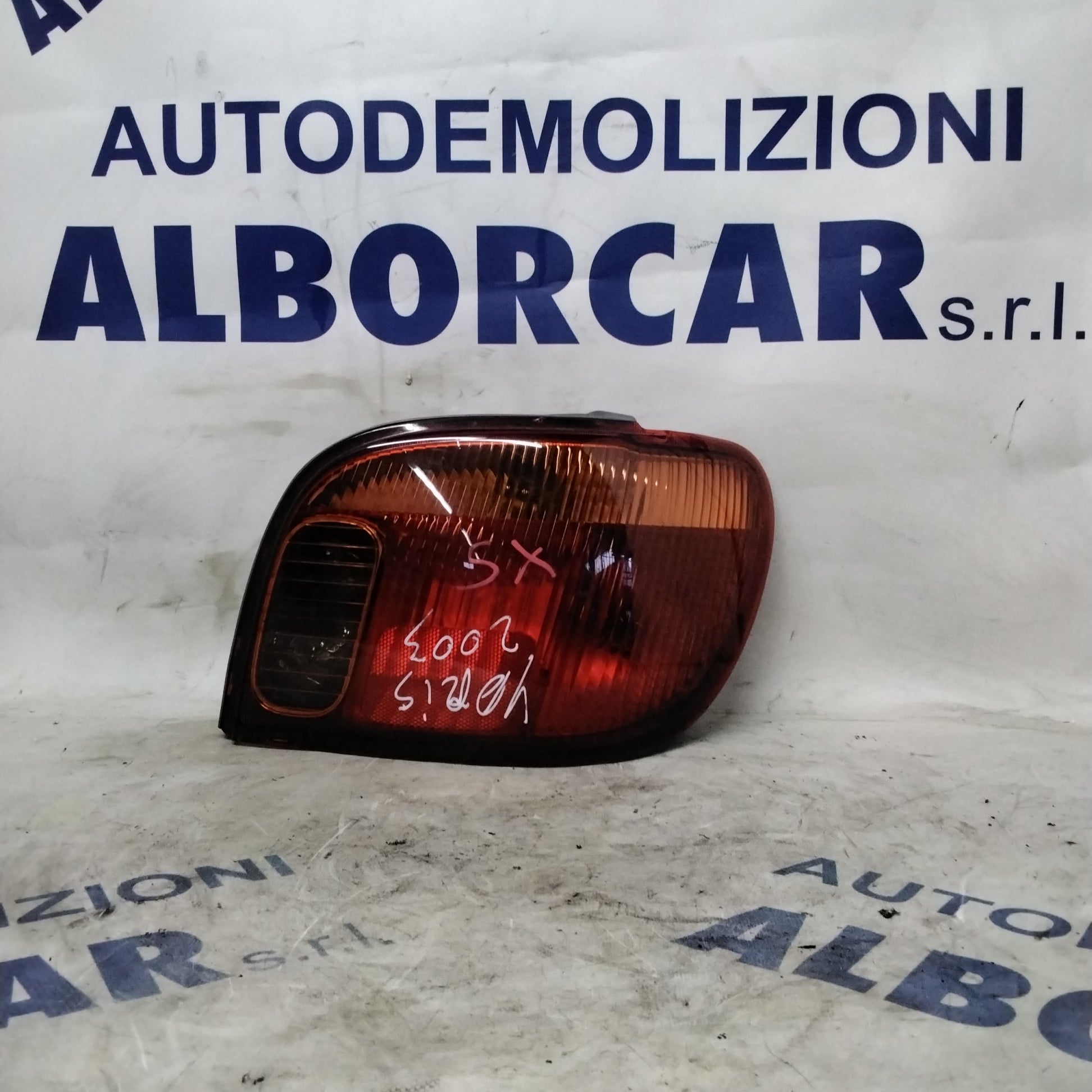 Piloto trasero izquierdo Toyota Yaris año 2003