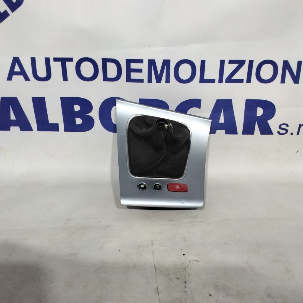 Funda palanca de cambios con marco original y mando de cuatro intermitentes Alfa Romeo 159 año 2005 código: 156067821