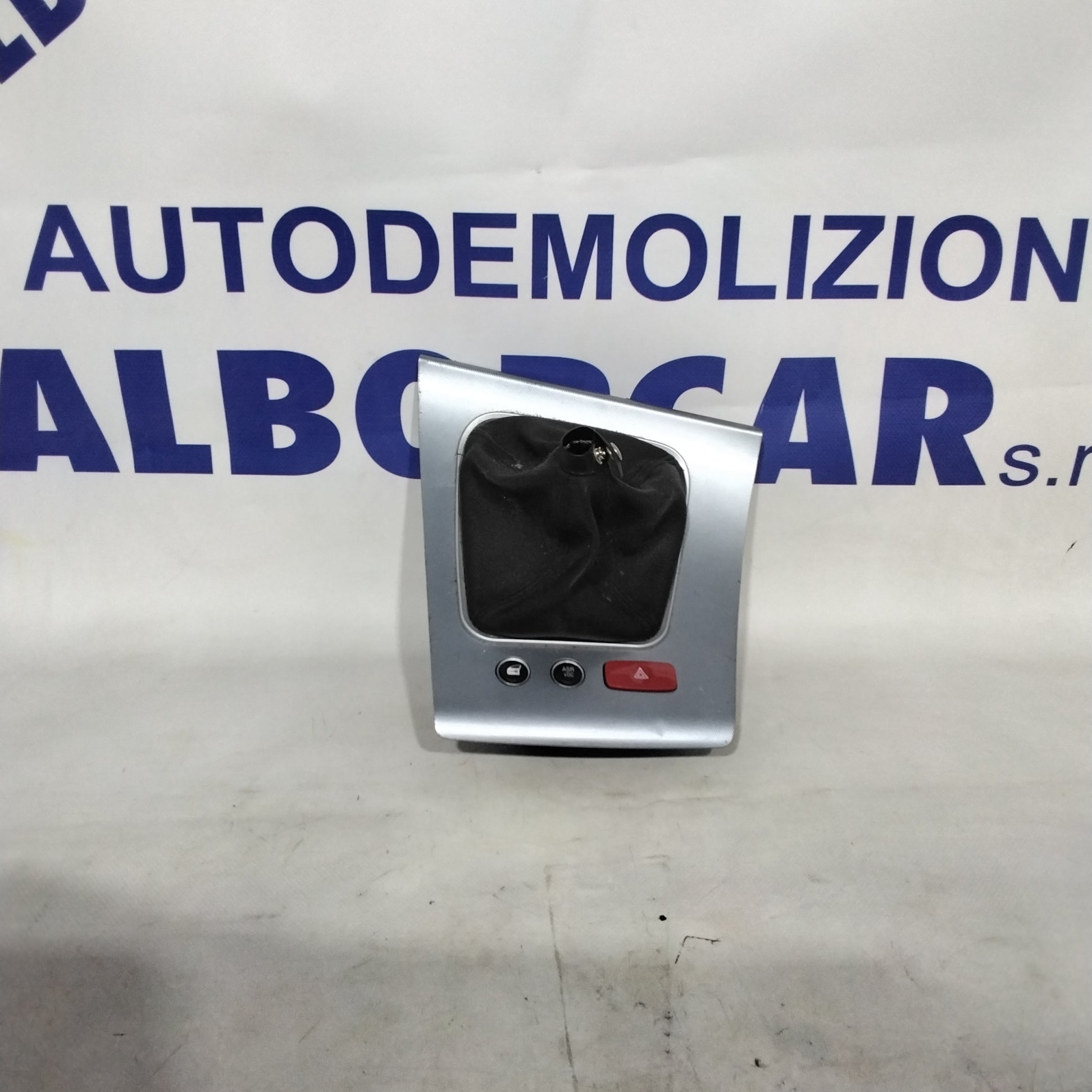 Funda palanca de cambios con marco original y mando de cuatro intermitentes Alfa Romeo 159 año 2005 código: 156067821