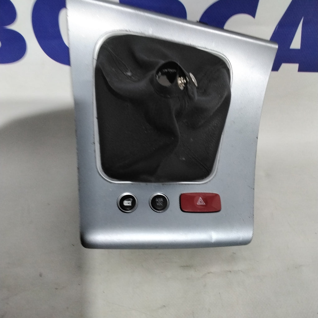 Funda palanca de cambios con marco original y mando de cuatro intermitentes Alfa Romeo 159 año 2005 código: 156067821