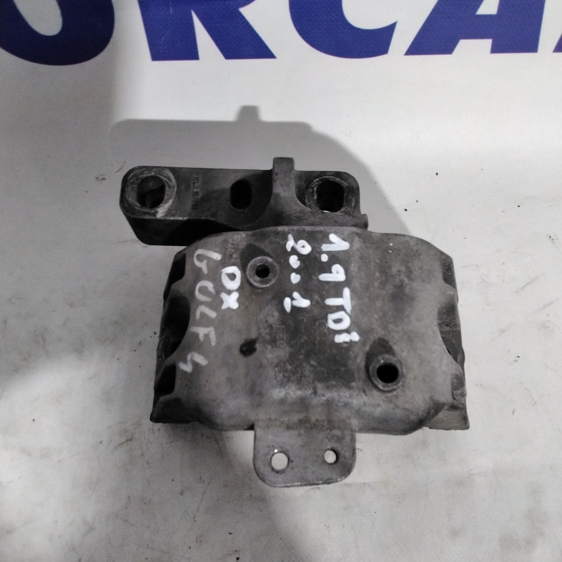 Soporte de motor derecho Volkswagen Golf 4 1.9 TDI año 2001 código: 1J0199262