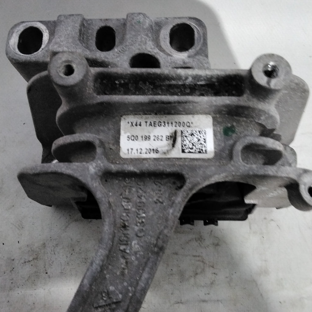 Supporto motore destro volkswagen golf 7 1.6 tdi anno 2017 codice:5Q199262