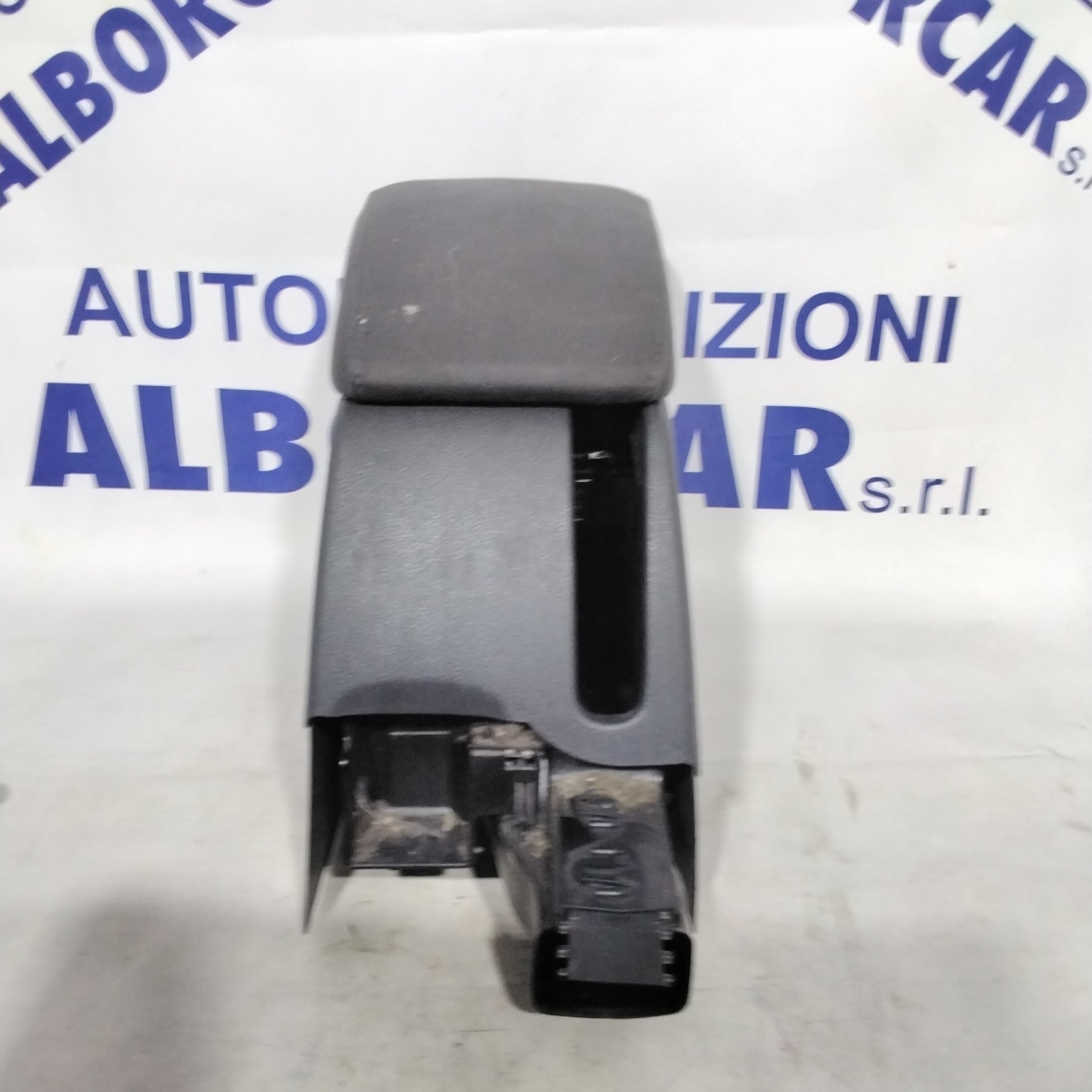 Volkswagen Golf 5 central tunnel armrest year 2005 part number: 1K0864251