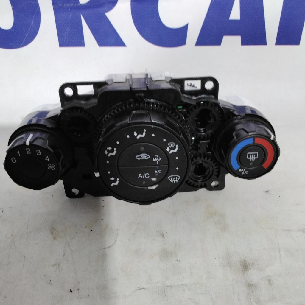 Mando climatizador/calefacción FORD Fiesta año 2008/2012 código: 8A6118549