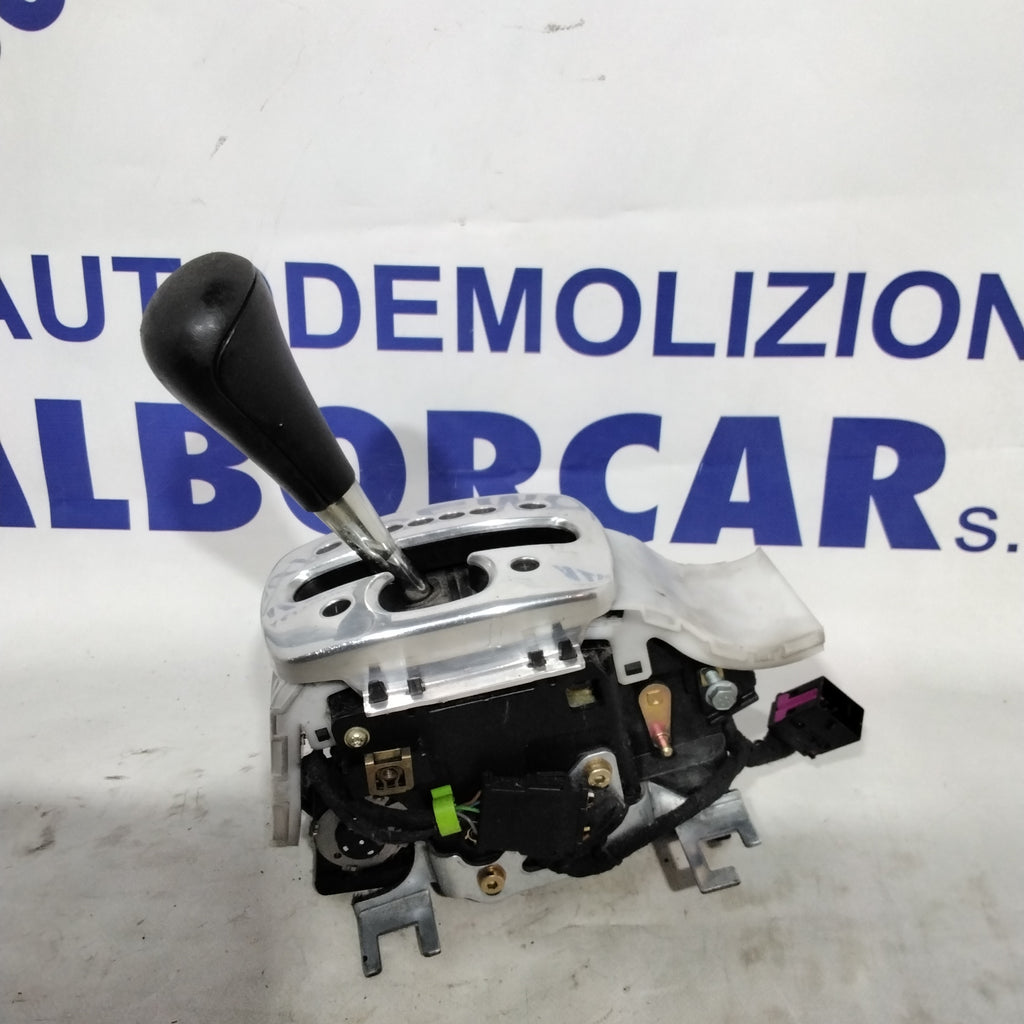 Palanca de cambios automática Audi A8 2.5 tdi año 2001 código: 4D0713041