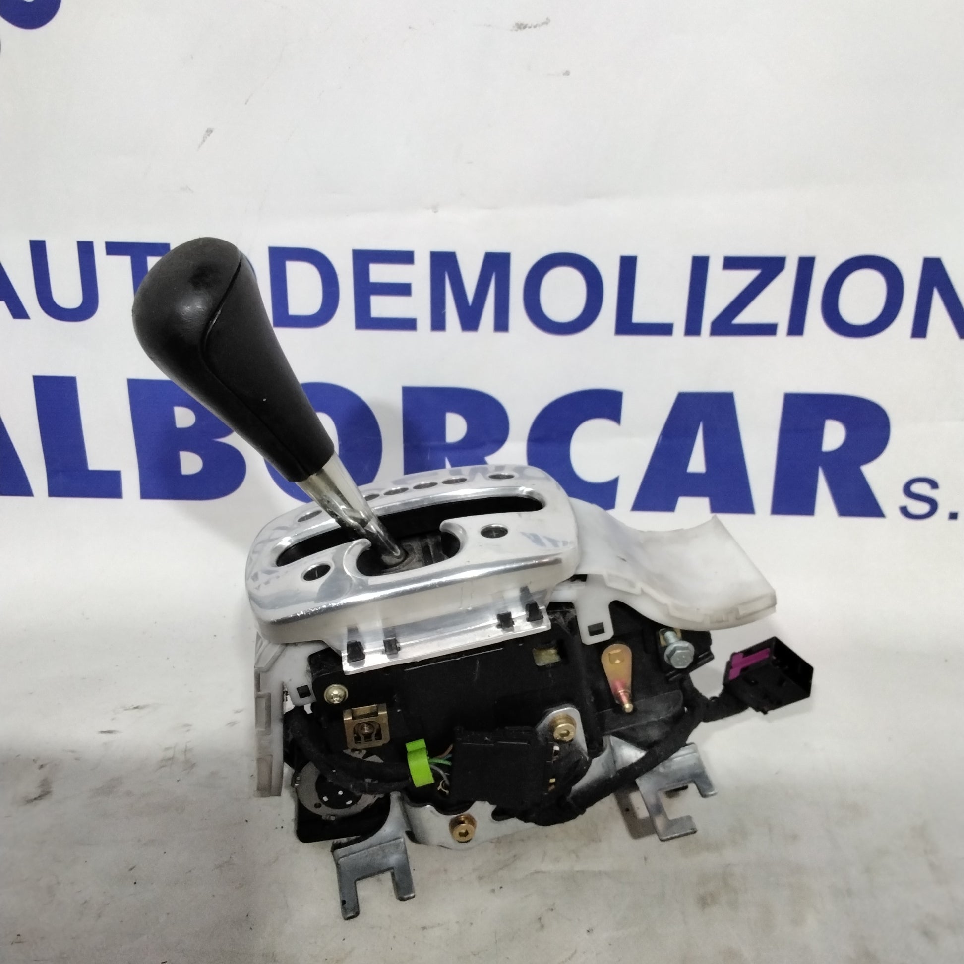 Palanca de cambios automática Audi A8 2.5 tdi año 2001 código: 4D0713041