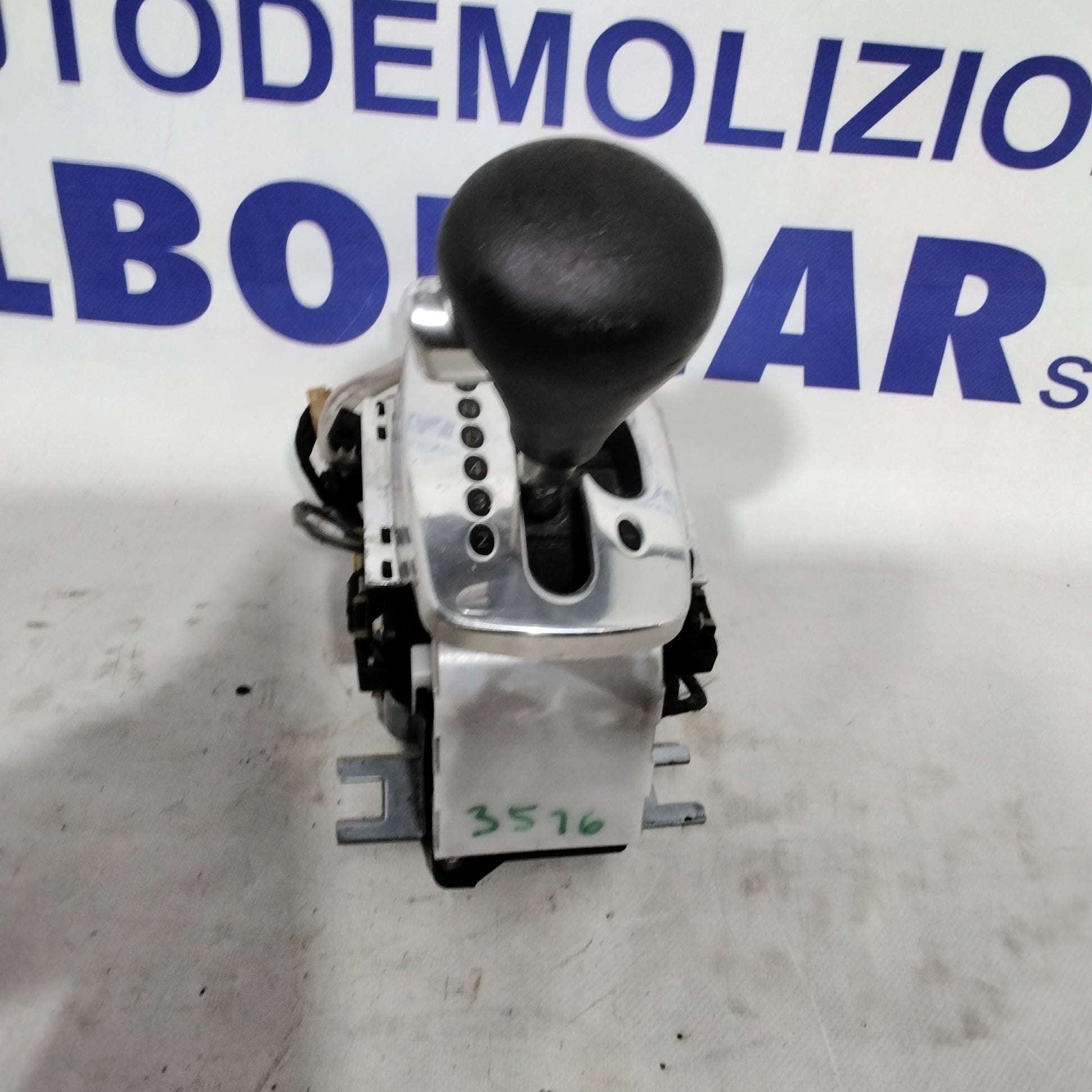 Palanca de cambios automática Audi A8 2.5 tdi año 2001 código: 4D0713041