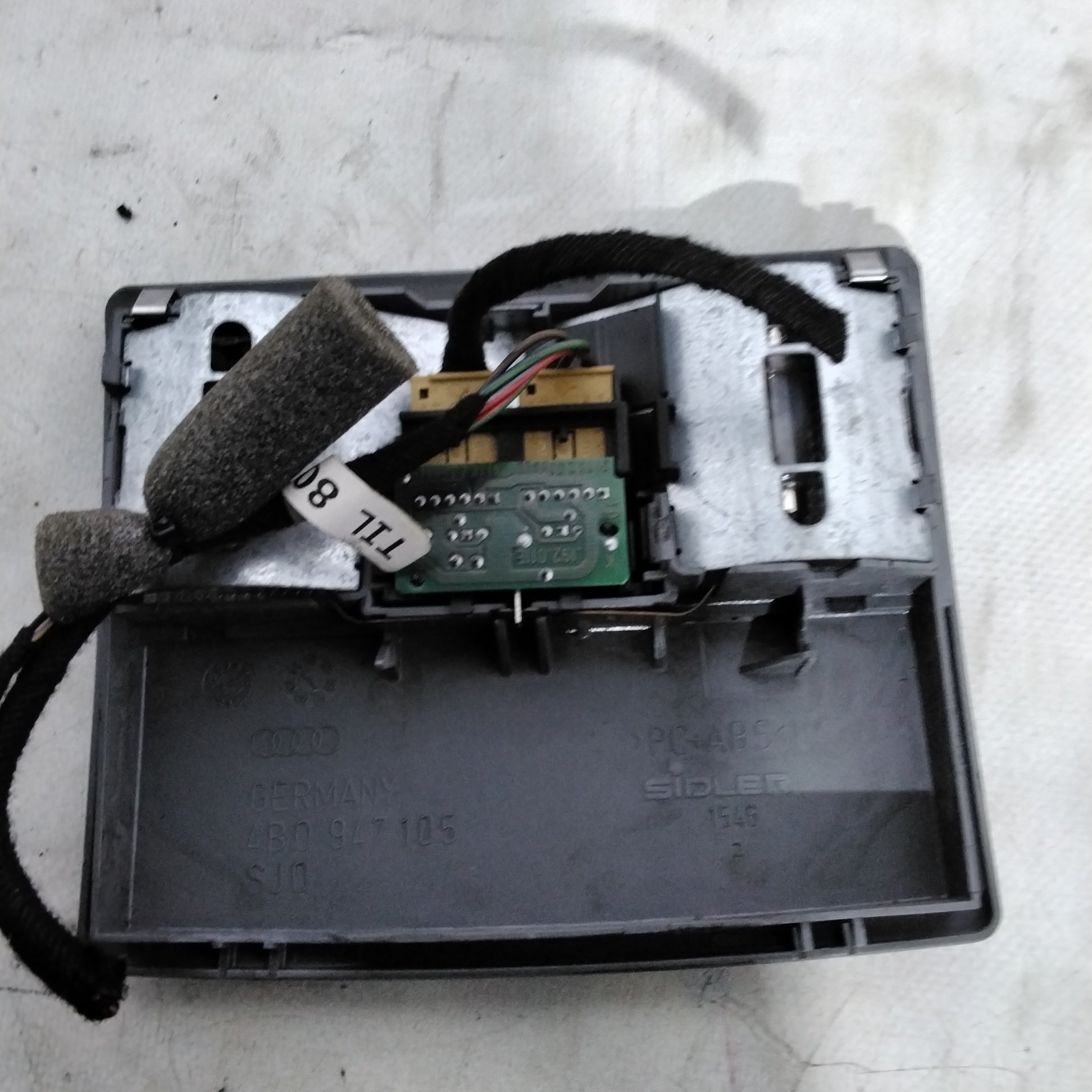 Plafoniera anteriore AUDI A8 anno 2001 codice:4B0947105