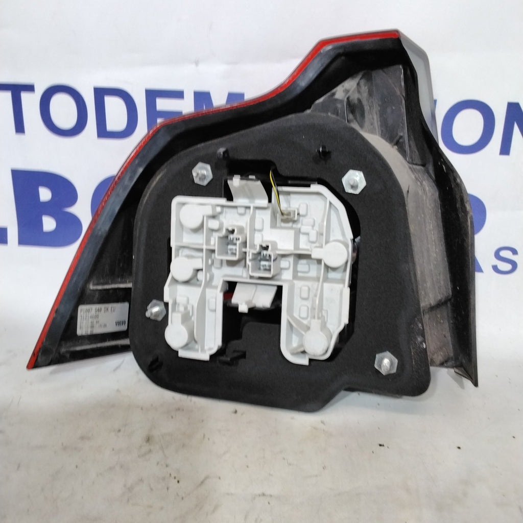 Piloto trasero derecho Volvo S40 año 2008 código 31214608